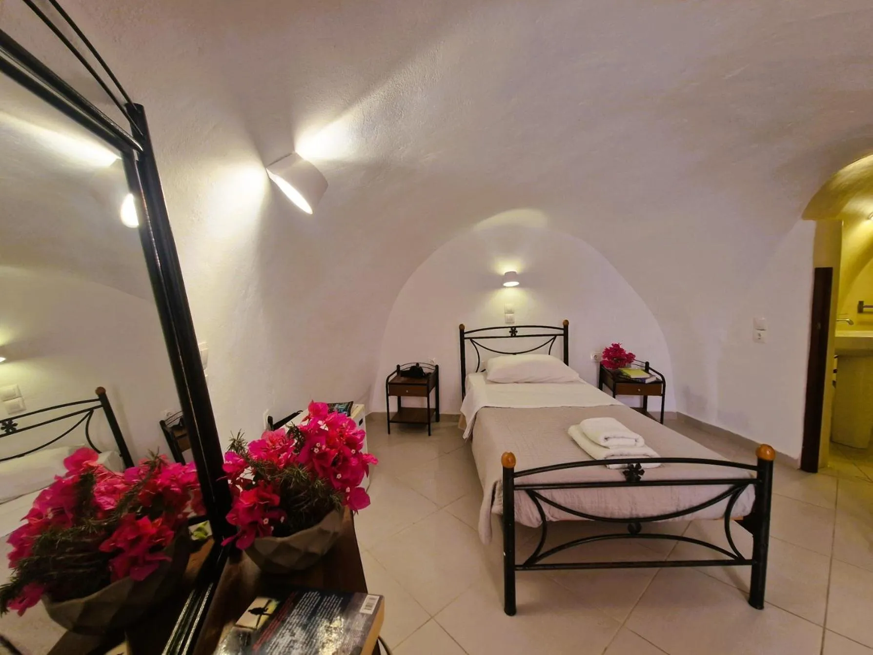 Photo of the whole room, Bed in Kykladonisia Traditional Settlement