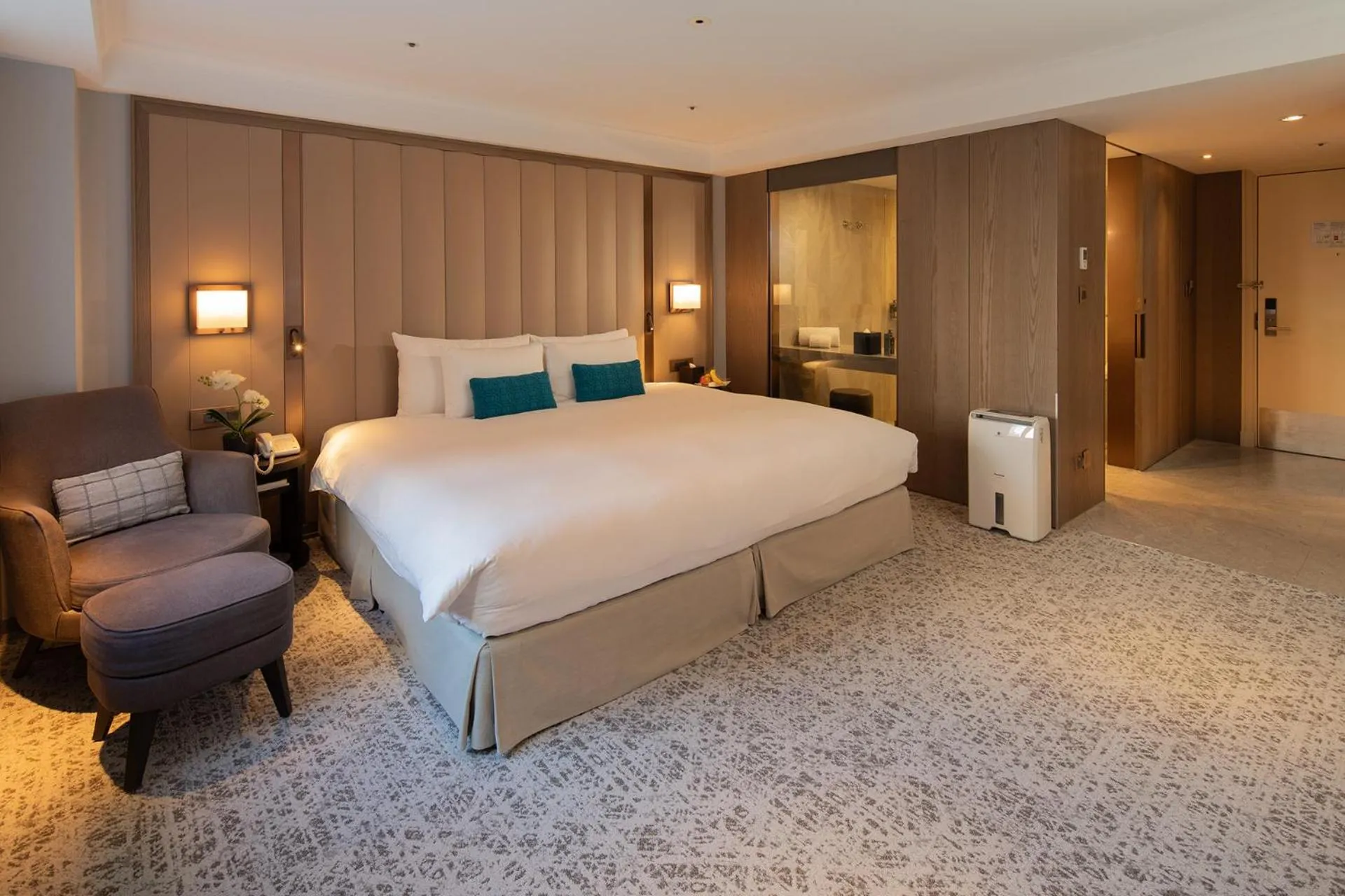 Photo of the whole room, Bed in Hotel Royal-Nikko Taipei