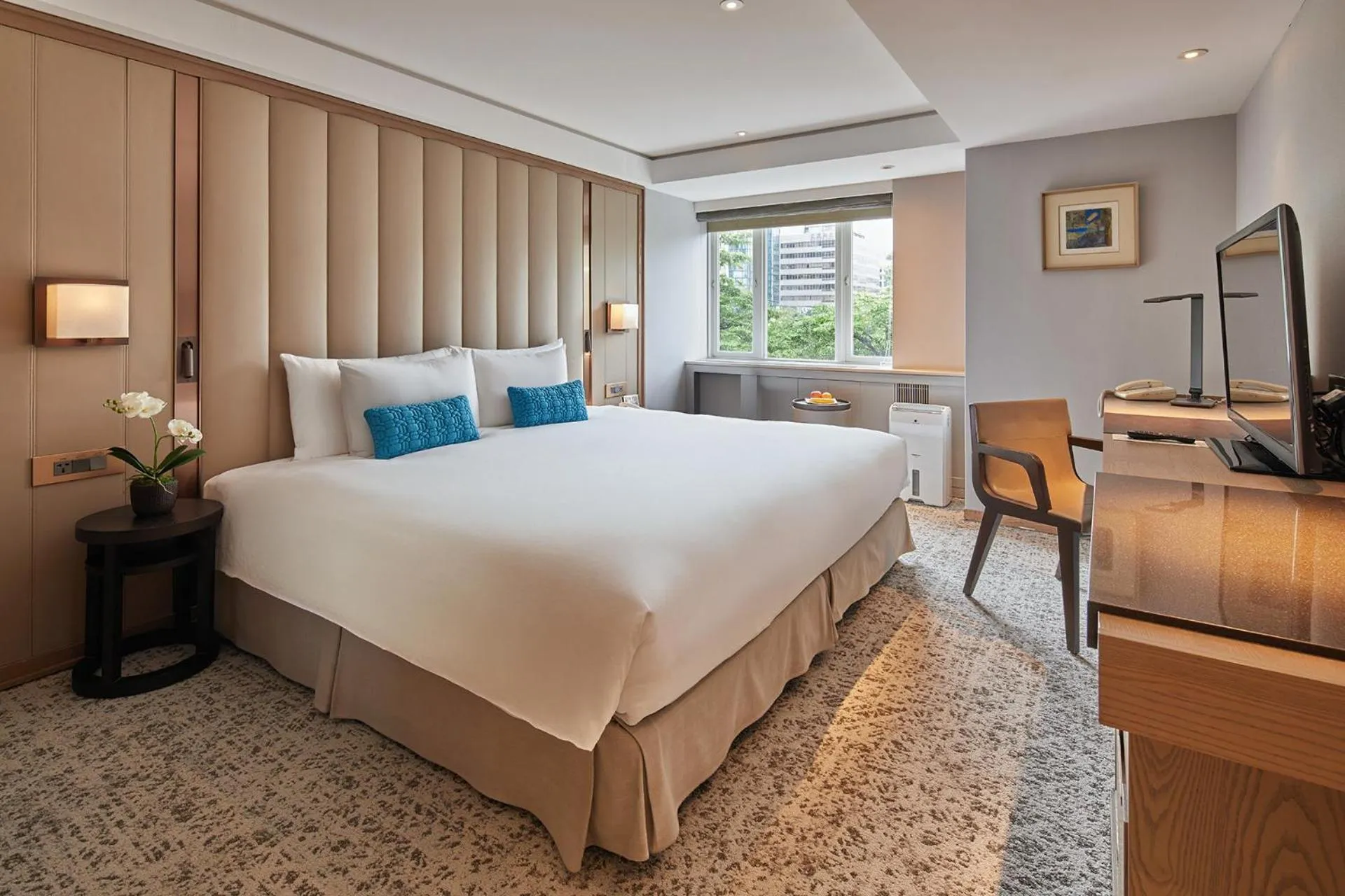 Photo of the whole room, Bed in Hotel Royal-Nikko Taipei