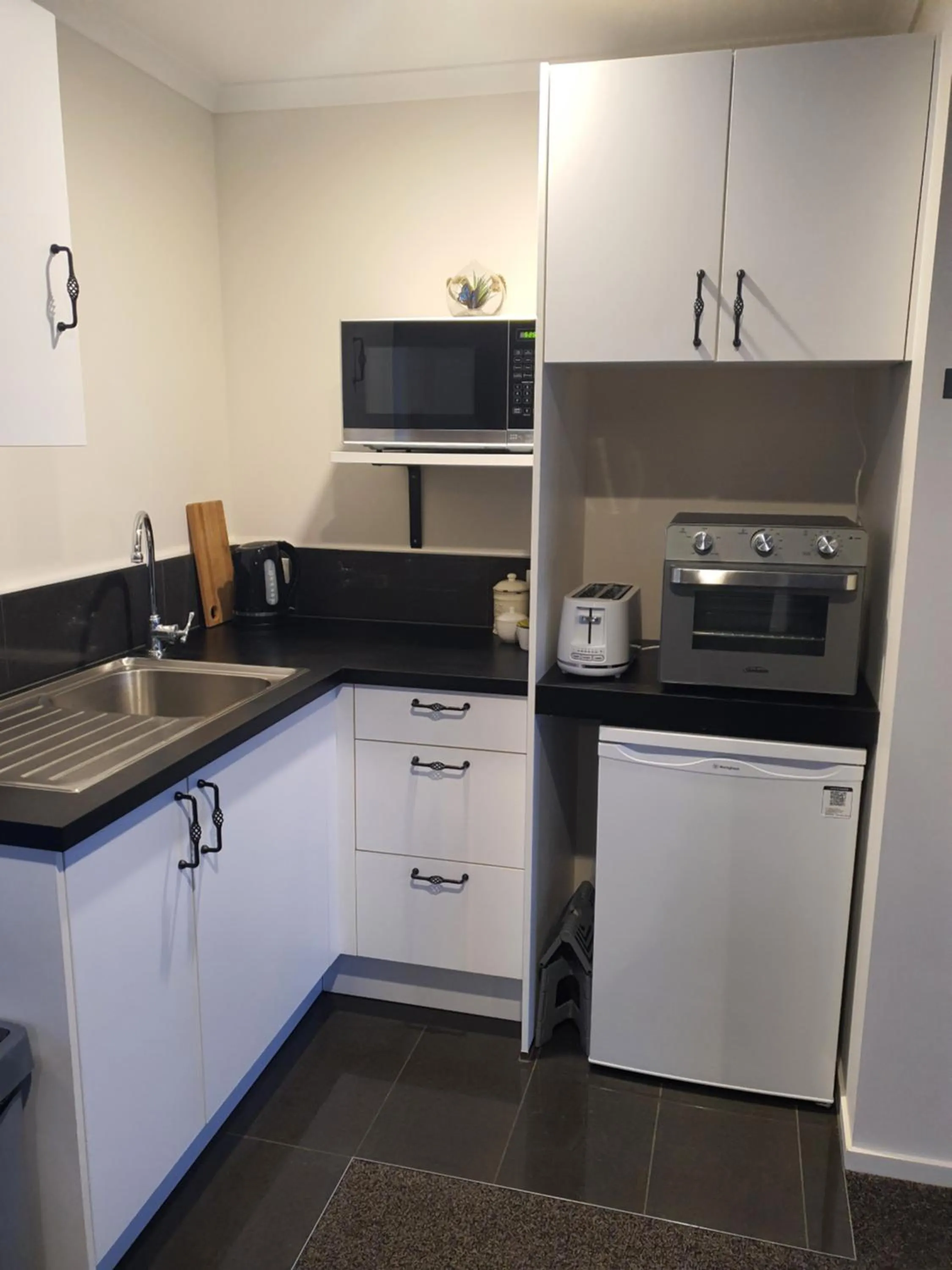 Kitchen or kitchenette in Omokoroa Sea View Apartment