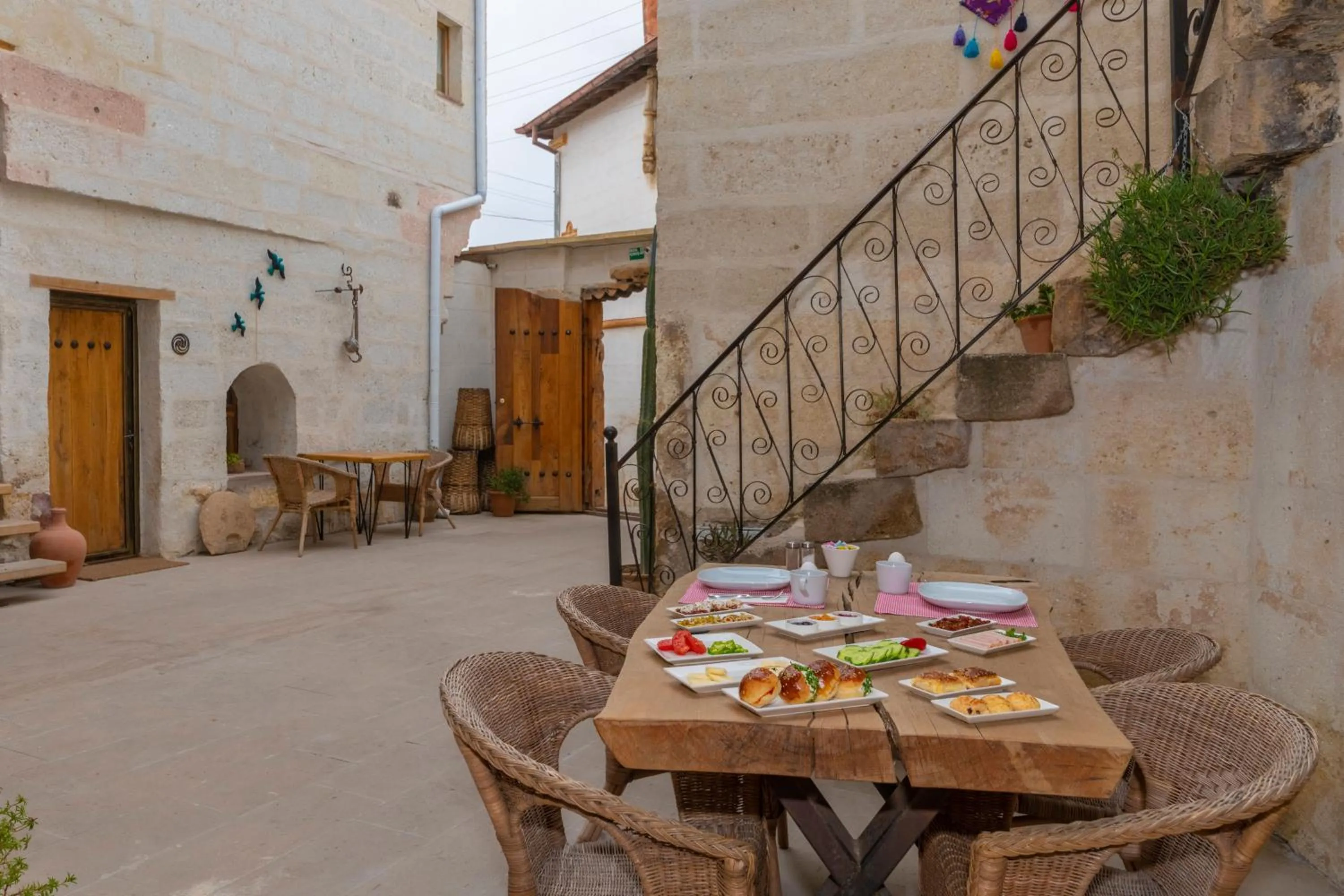 Restaurant/places to eat in terracota hotel