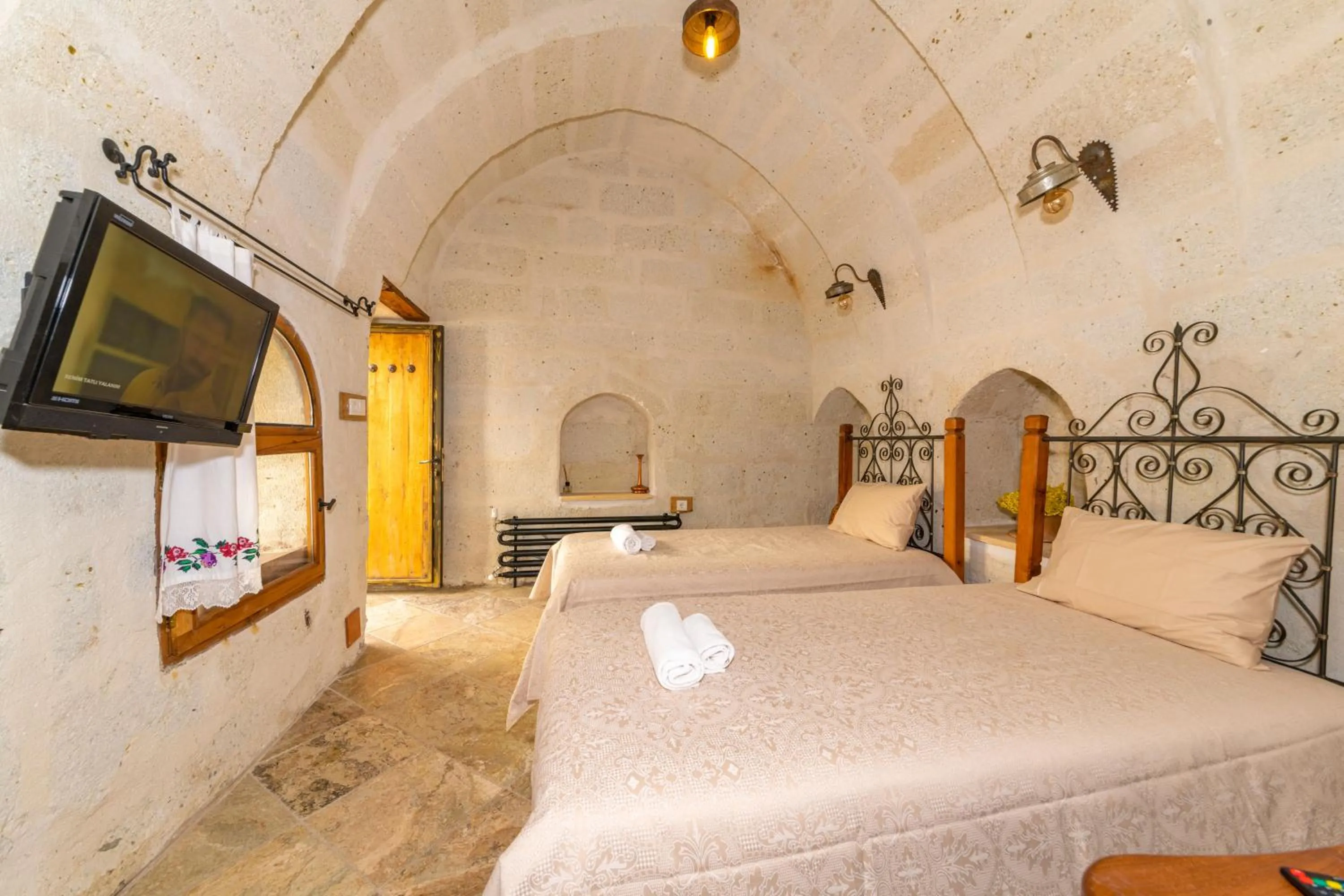 TV and multimedia, Bed in terracota hotel