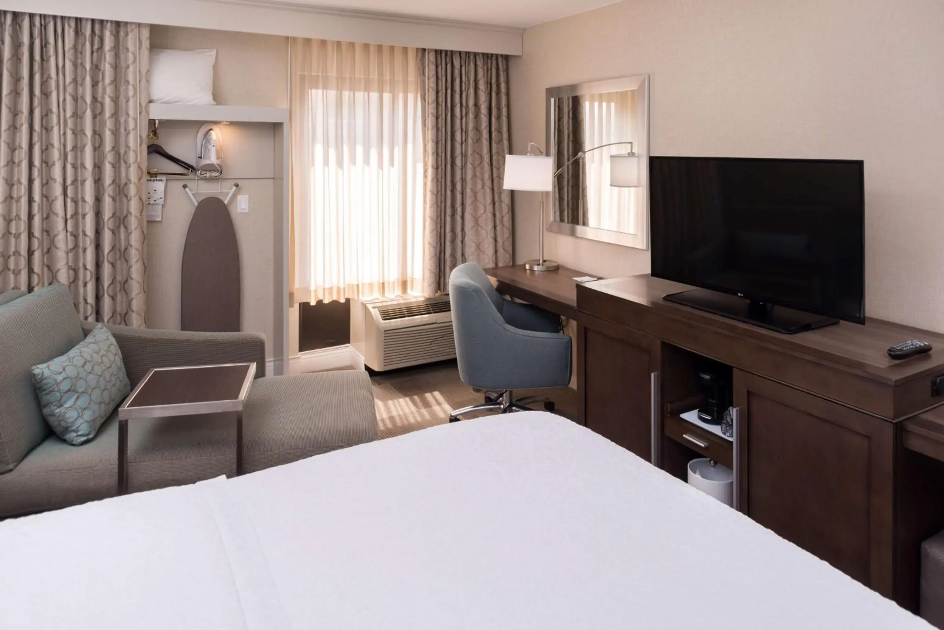 Bed in Hampton Inn Los Angeles-West Covina Bed in Hampton Inn Los Angeles-West Covina