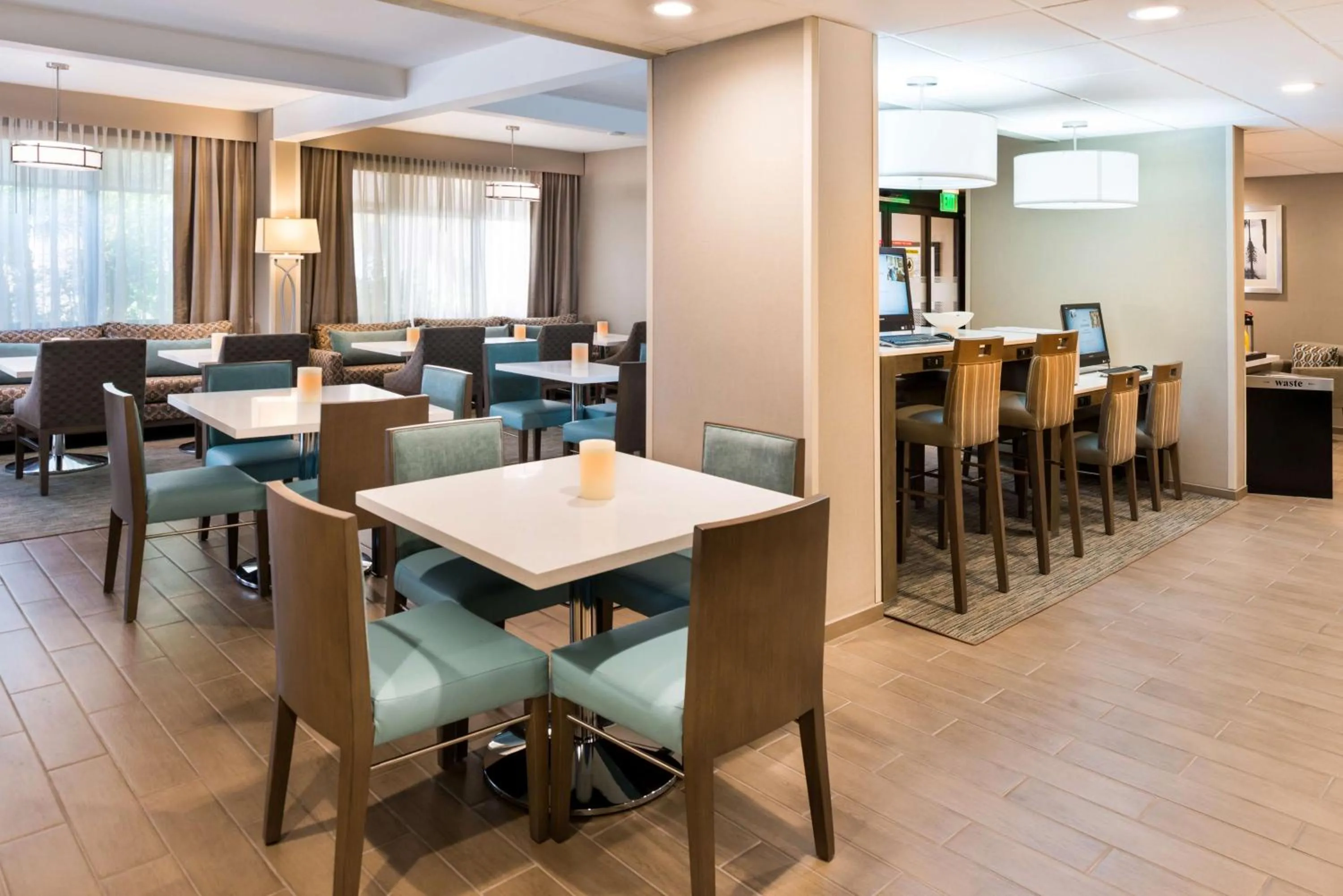 Dining area in Hampton Inn Los Angeles-West Covina
