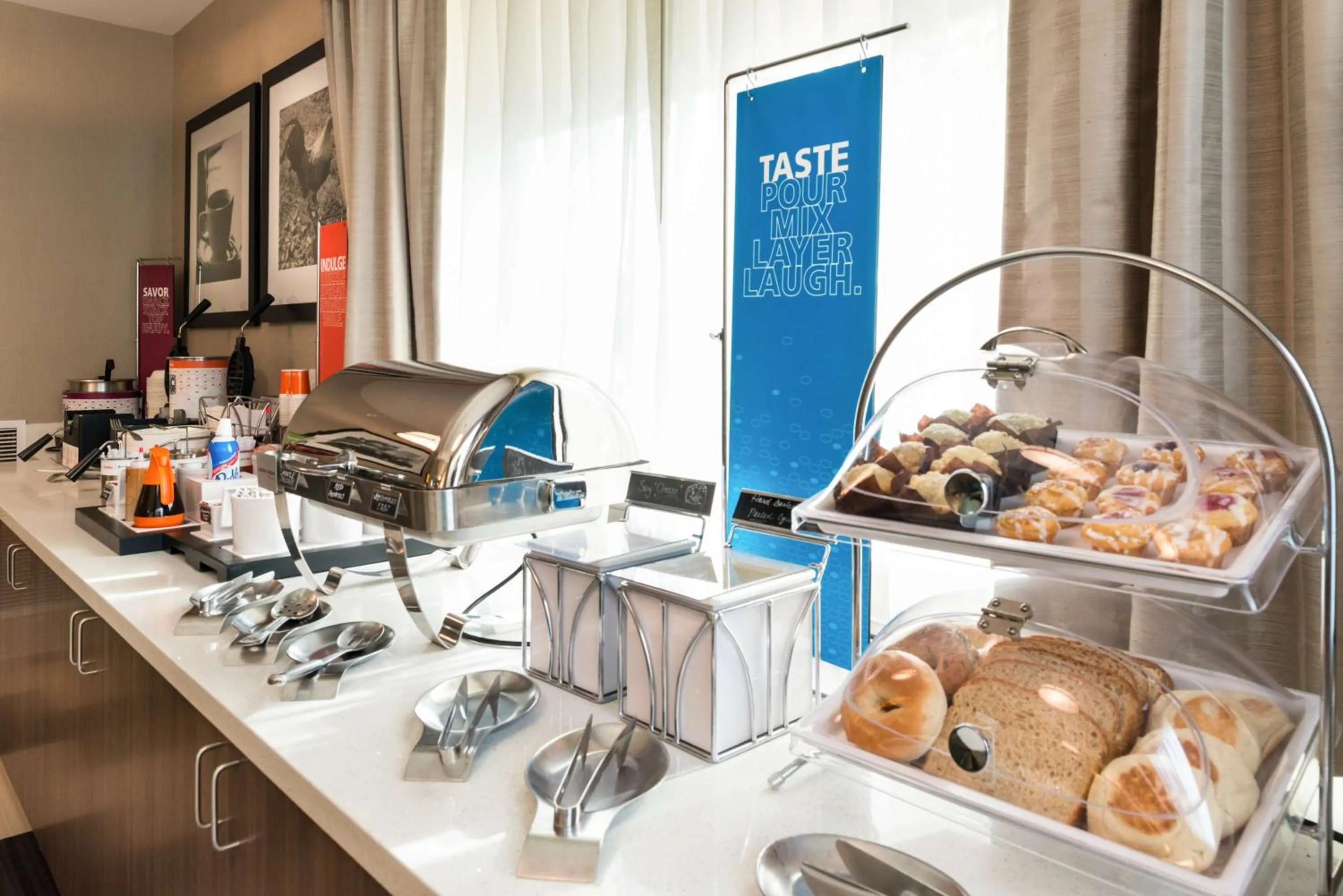 Dining area in Hampton Inn Los Angeles-West Covina