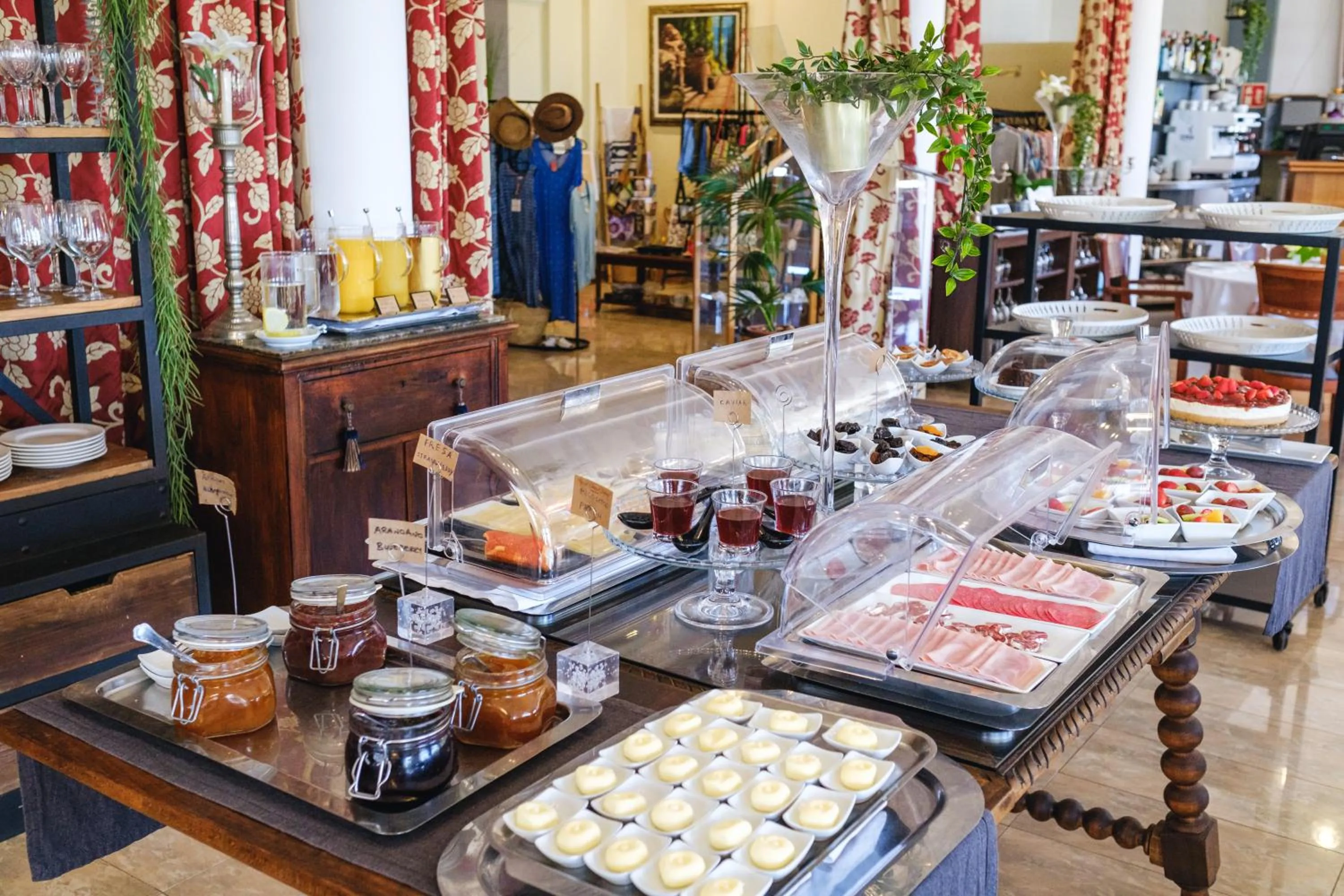 Buffet breakfast in Hotel Ciutat Jardi