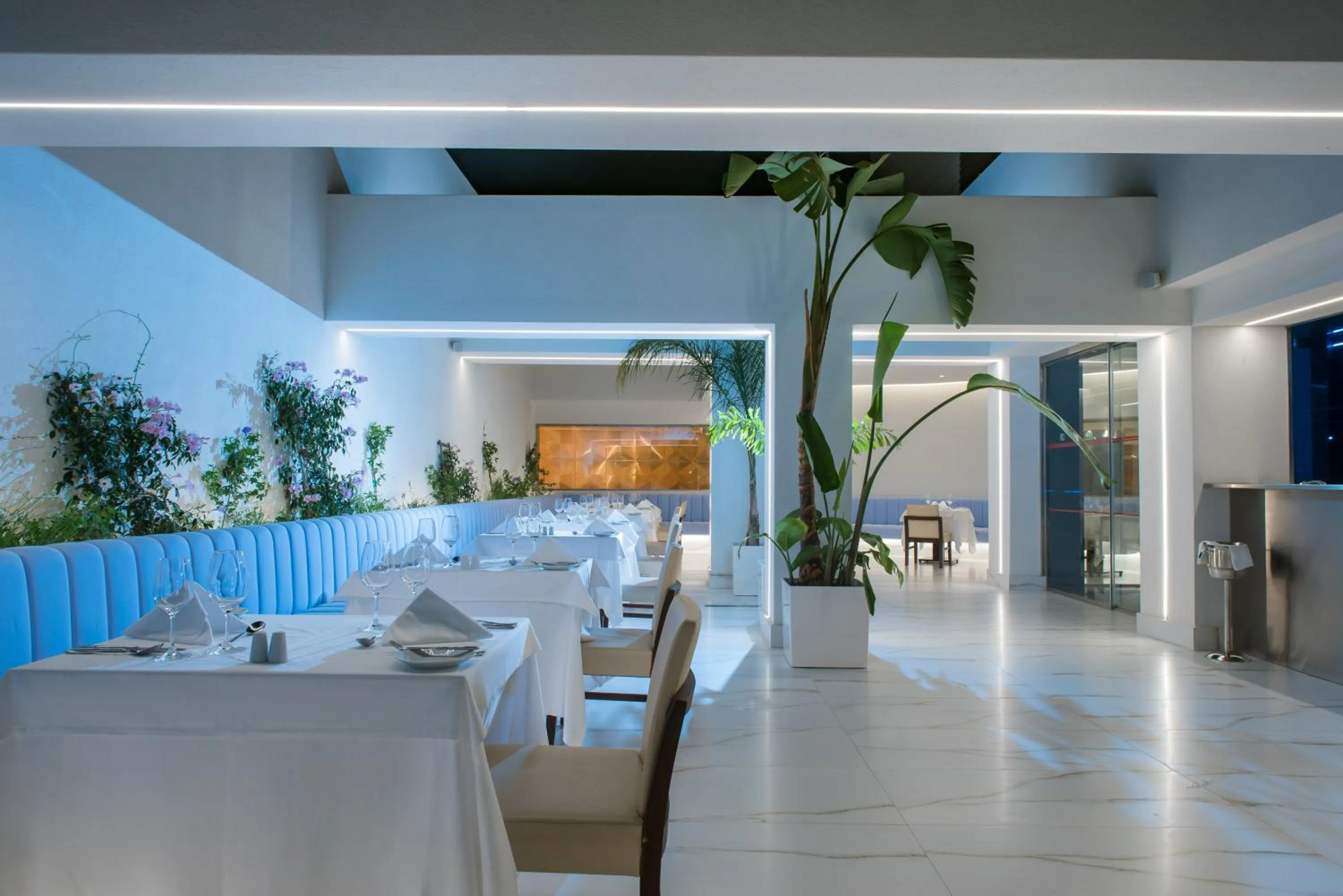 Restaurant/places to eat in I Resort Beach Hotel & Spa