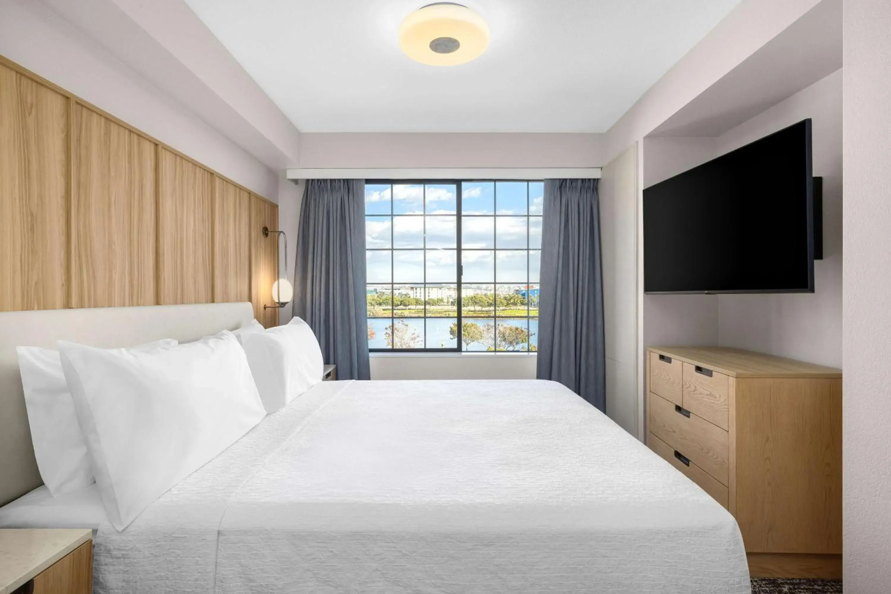 Bed in Homewood Suites by Hilton San Diego Airport-Liberty Station Bed in Homewood Suites by Hilton San Diego Airport-Liberty Station