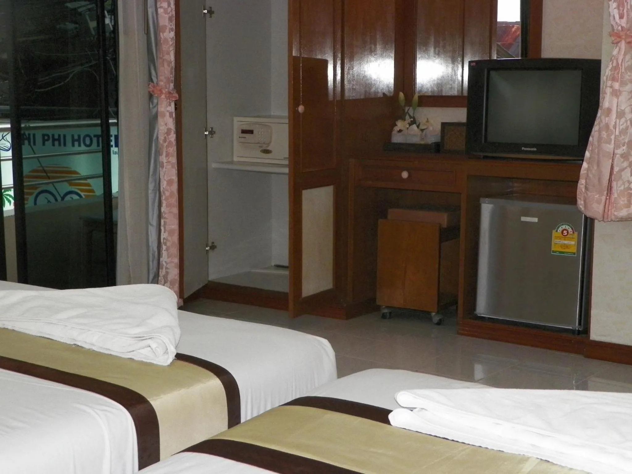TV and multimedia, Bed in Natacha Hotel