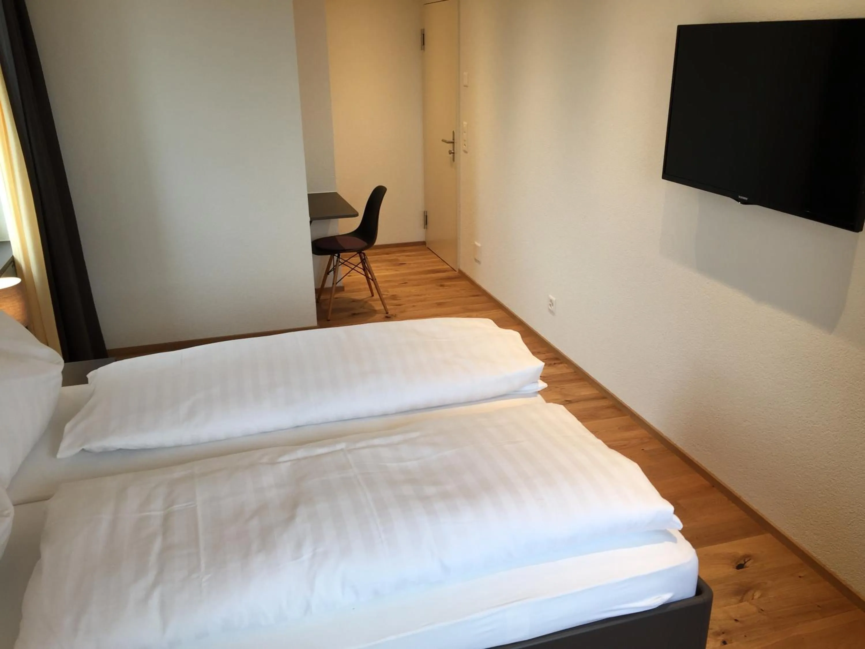 Photo of the whole room, Bed in Gasthof National