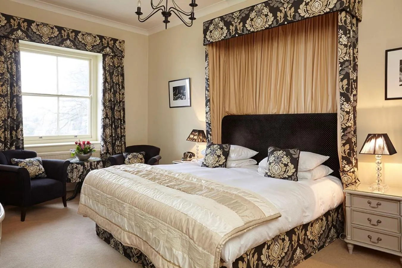 Bedroom, Bed in The Royal Hotel