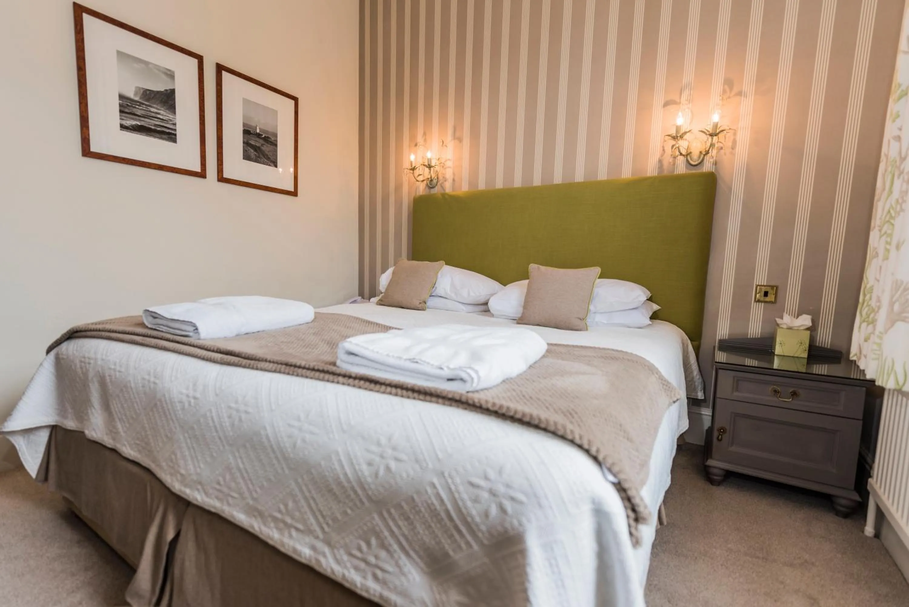 Bedroom, Bed in The Royal Hotel