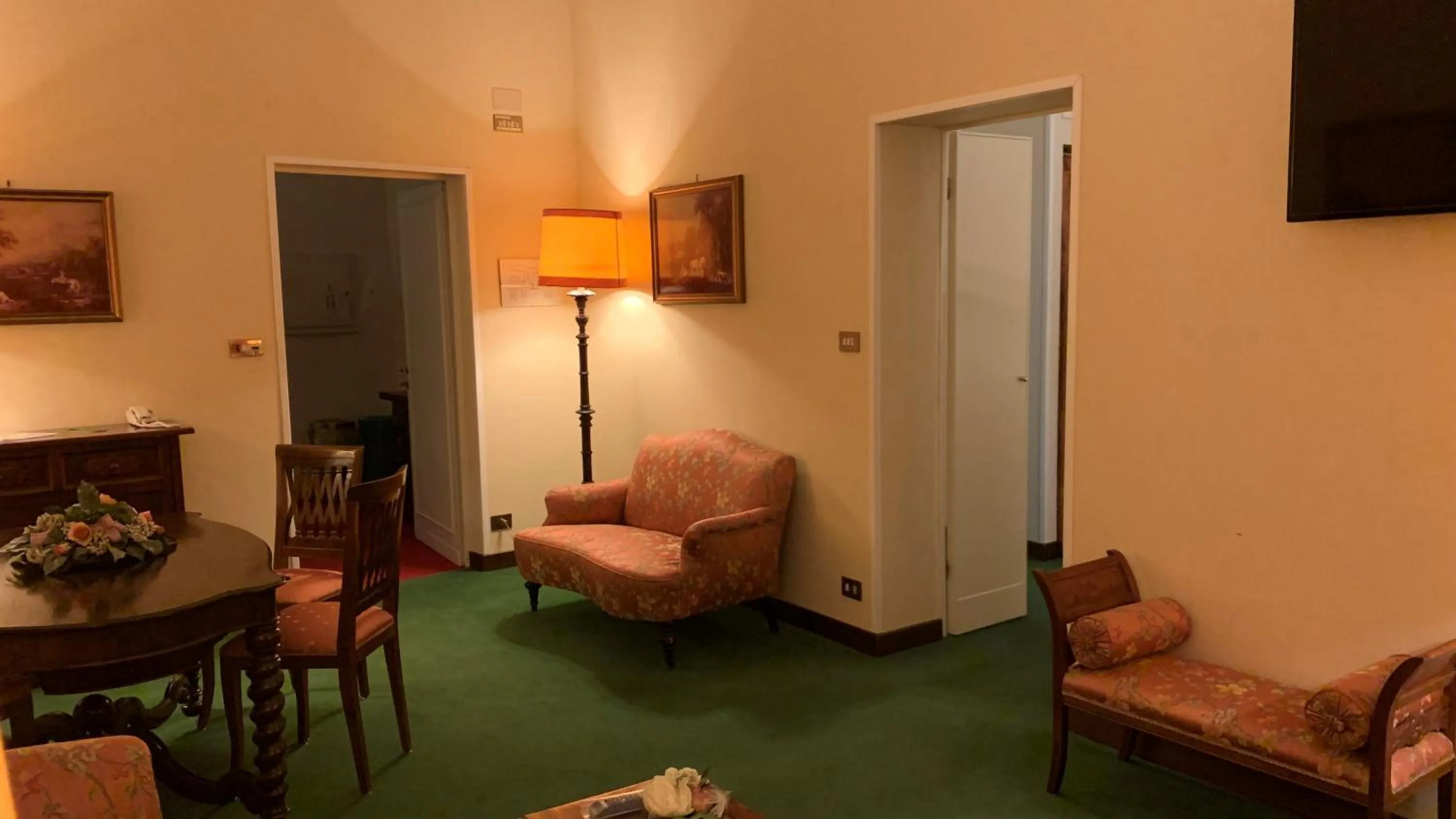 TV and multimedia in Hotel Roma