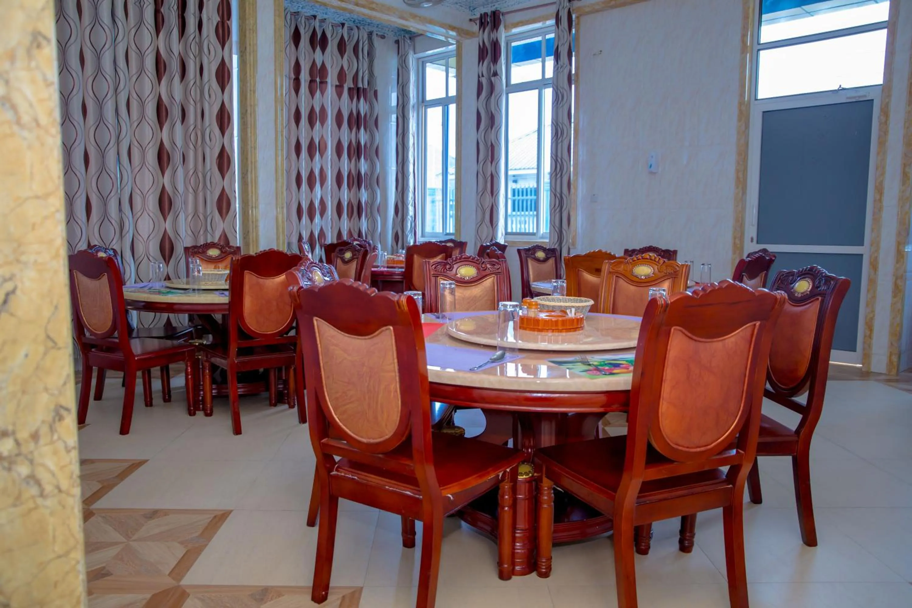 Restaurant/places to eat in BL Airport Hotel