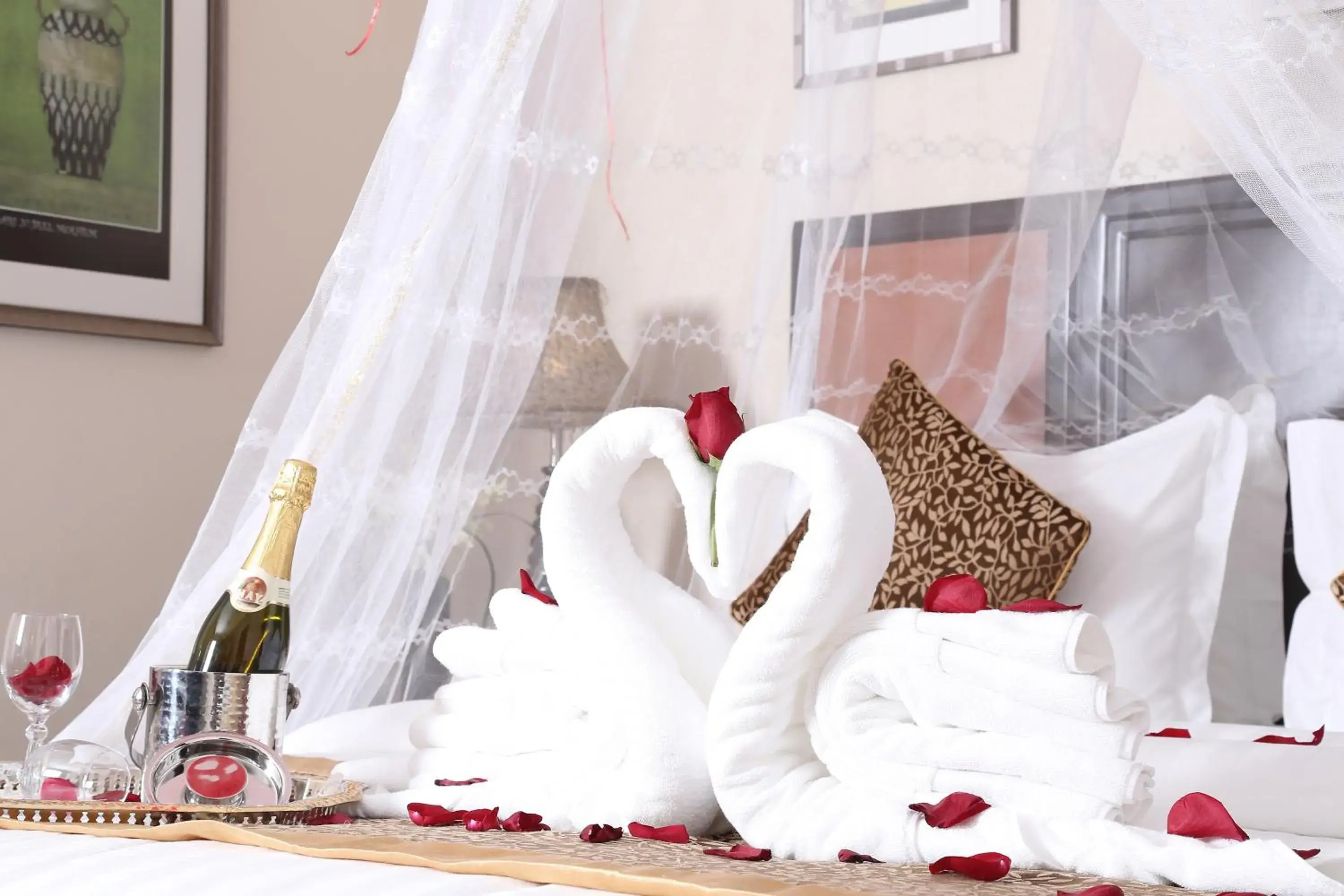 Bed in Boudl Salmiya, Kuwait - بودل السالمية الكويت Bed in Boudl Salmiya, Kuwait - بودل السالمية الكويت