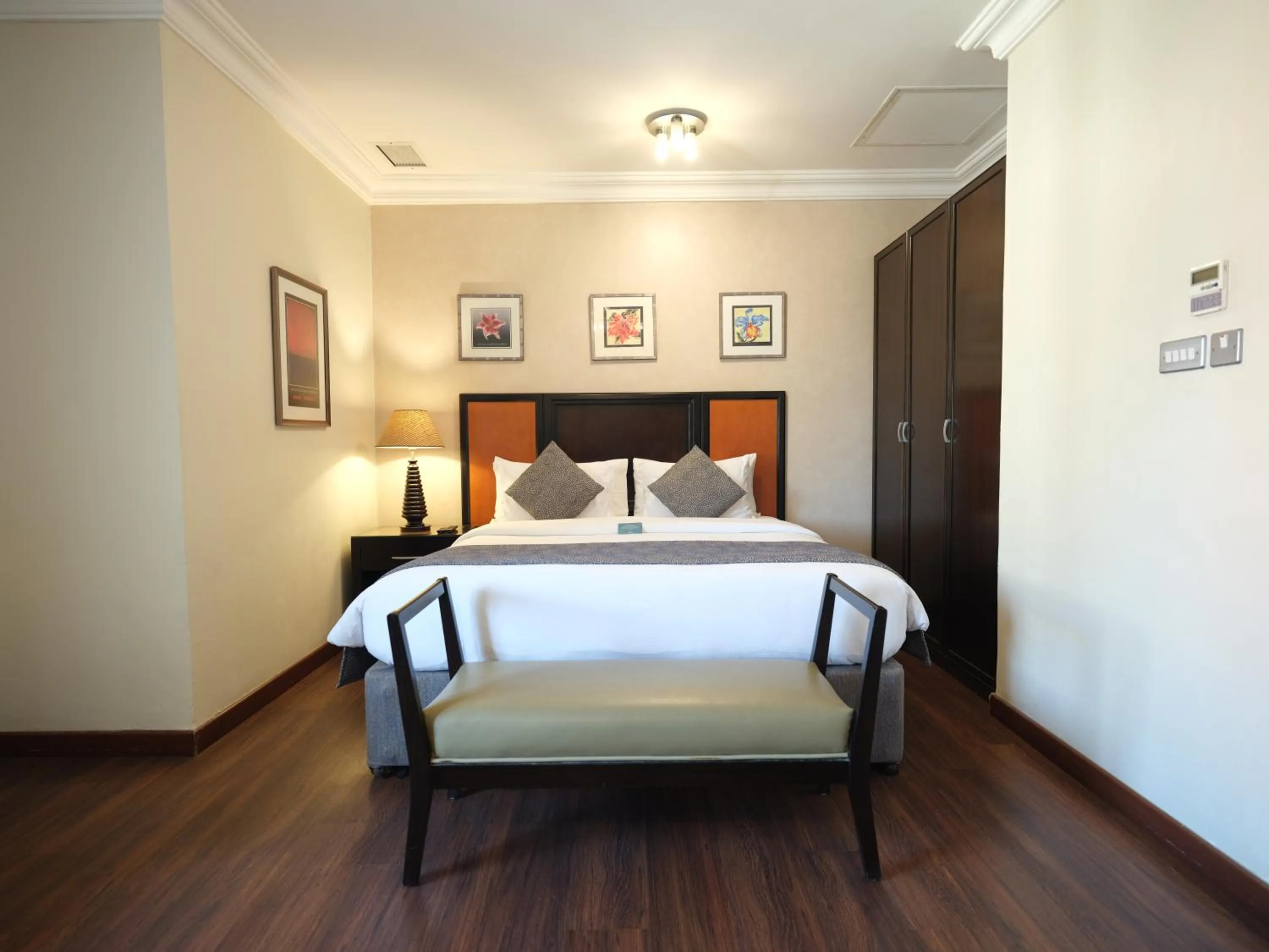 Bedroom, Bed in Boudl Salmiya, Kuwait - بودل السالمية الكويت