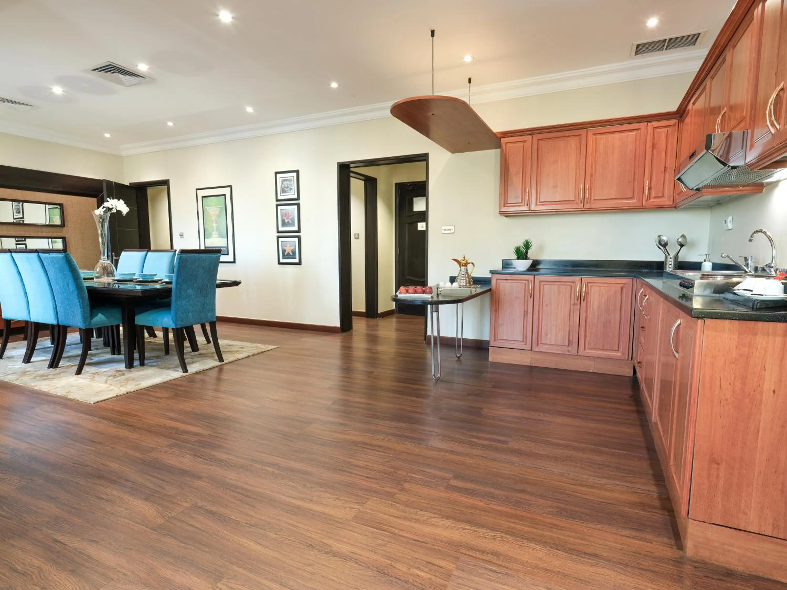 Kitchen or kitchenette in Boudl Salmiya, Kuwait - بودل السالمية الكويت