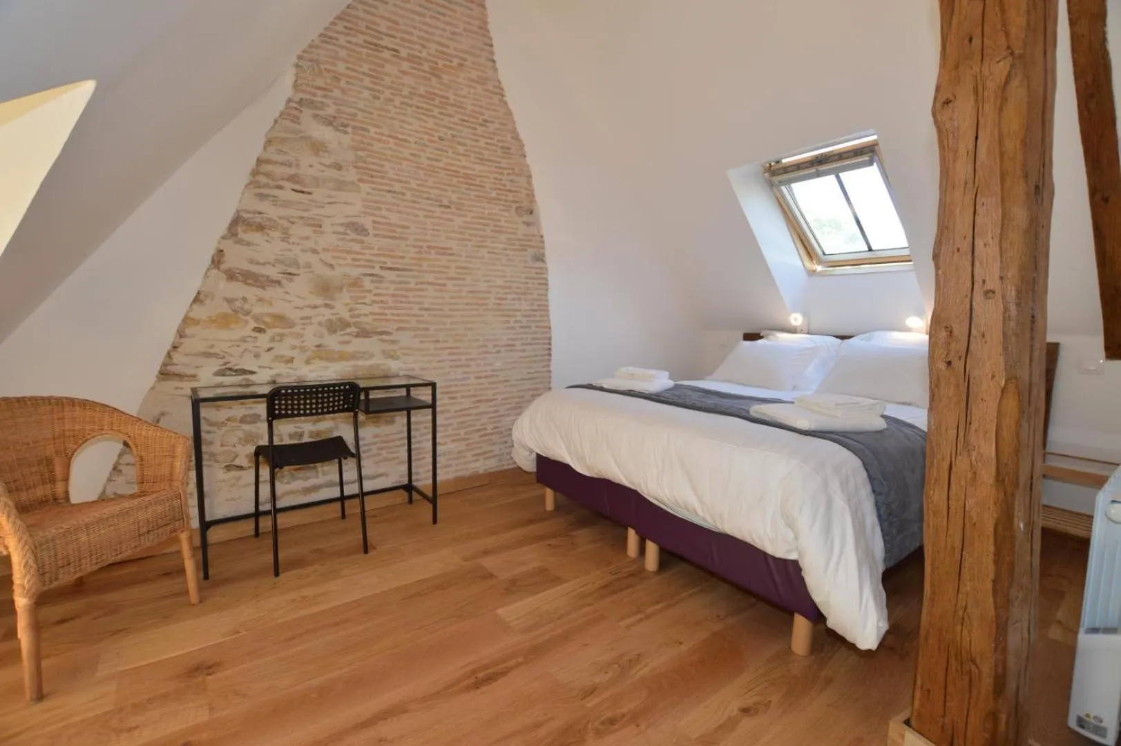 Photo of the whole room, Bed in Chateau des Fontenelles