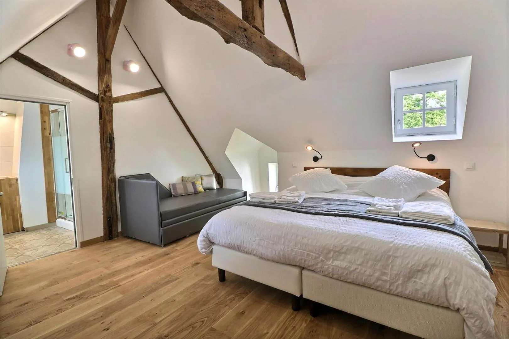 Photo of the whole room, Bed in Chateau des Fontenelles