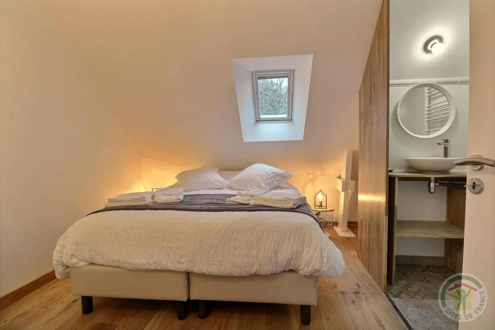 Photo of the whole room, Bed in Chateau des Fontenelles