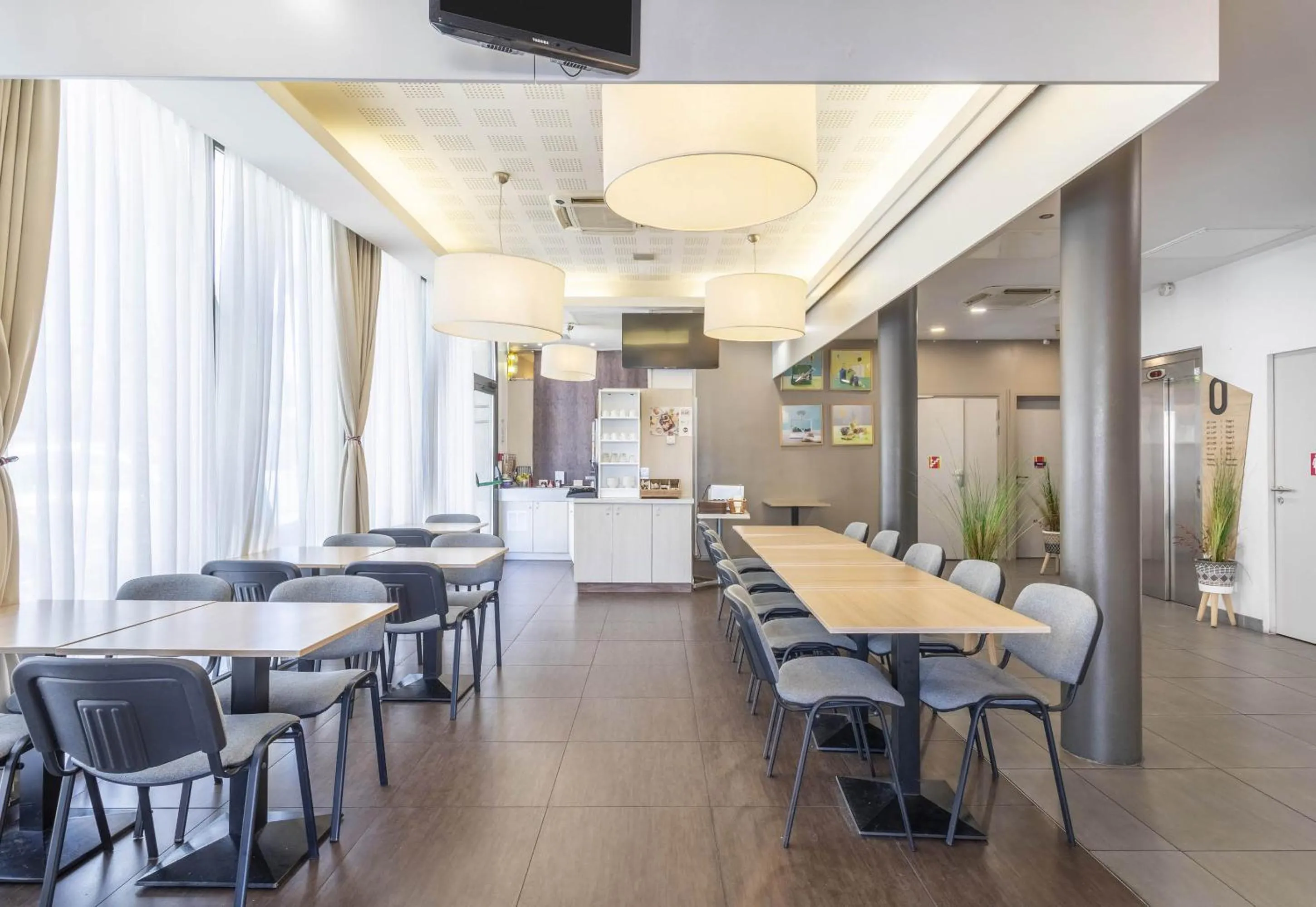 Restaurant/places to eat in B&B HOTEL Marseille Centre La Timone