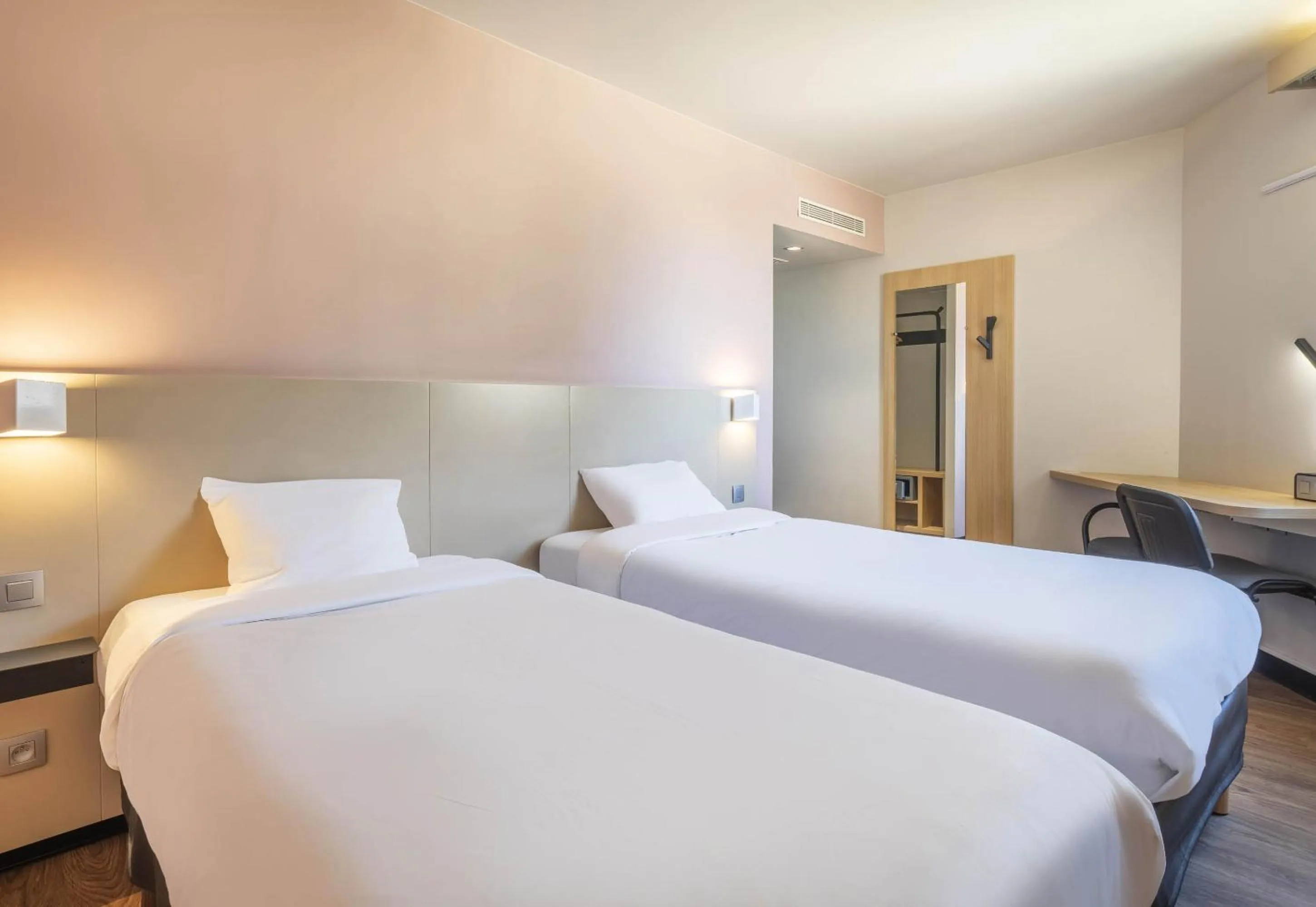 Bedroom, Bed in B&B HOTEL Marseille Centre La Timone