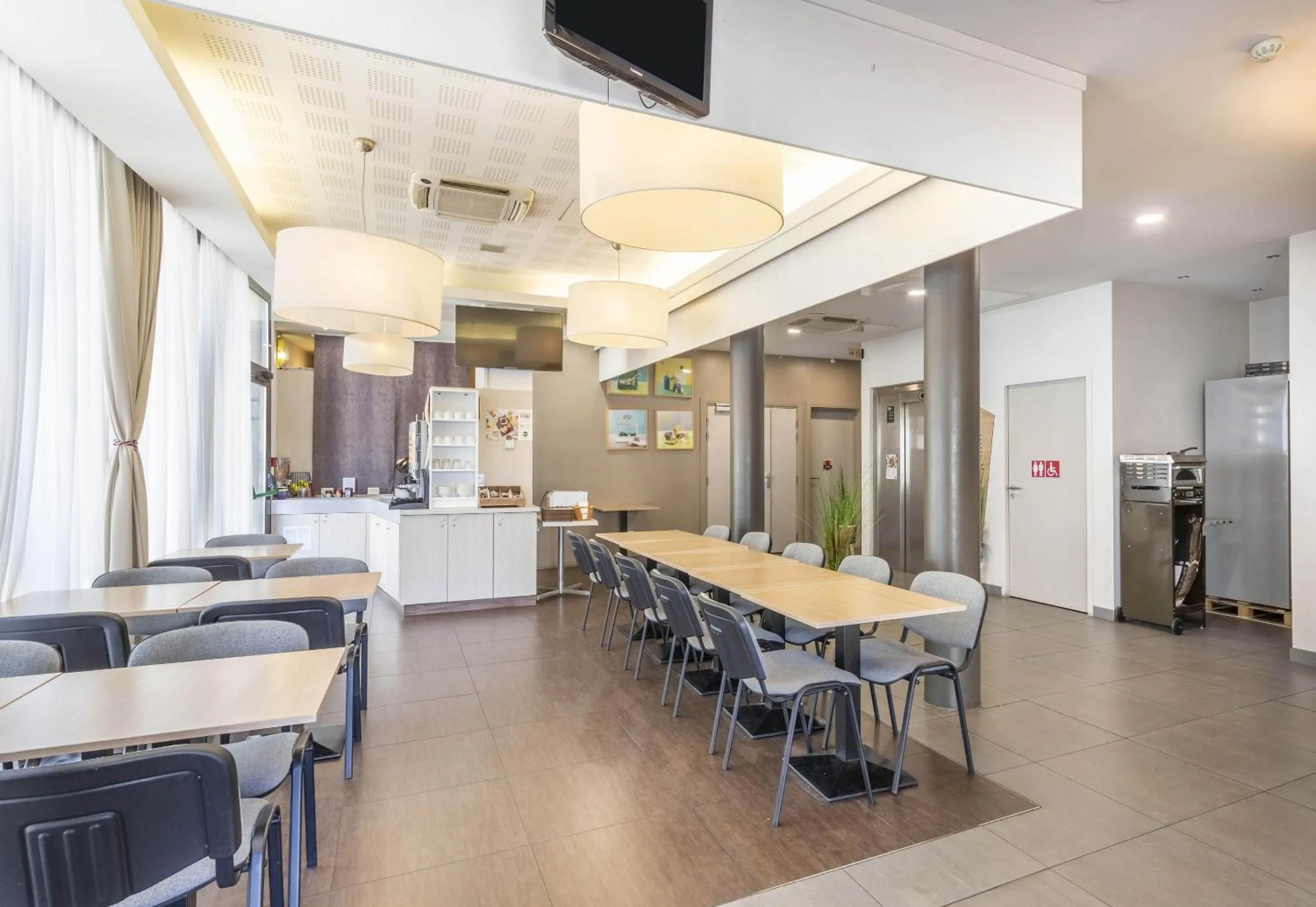 Restaurant/places to eat in B&B HOTEL Marseille Centre La Timone