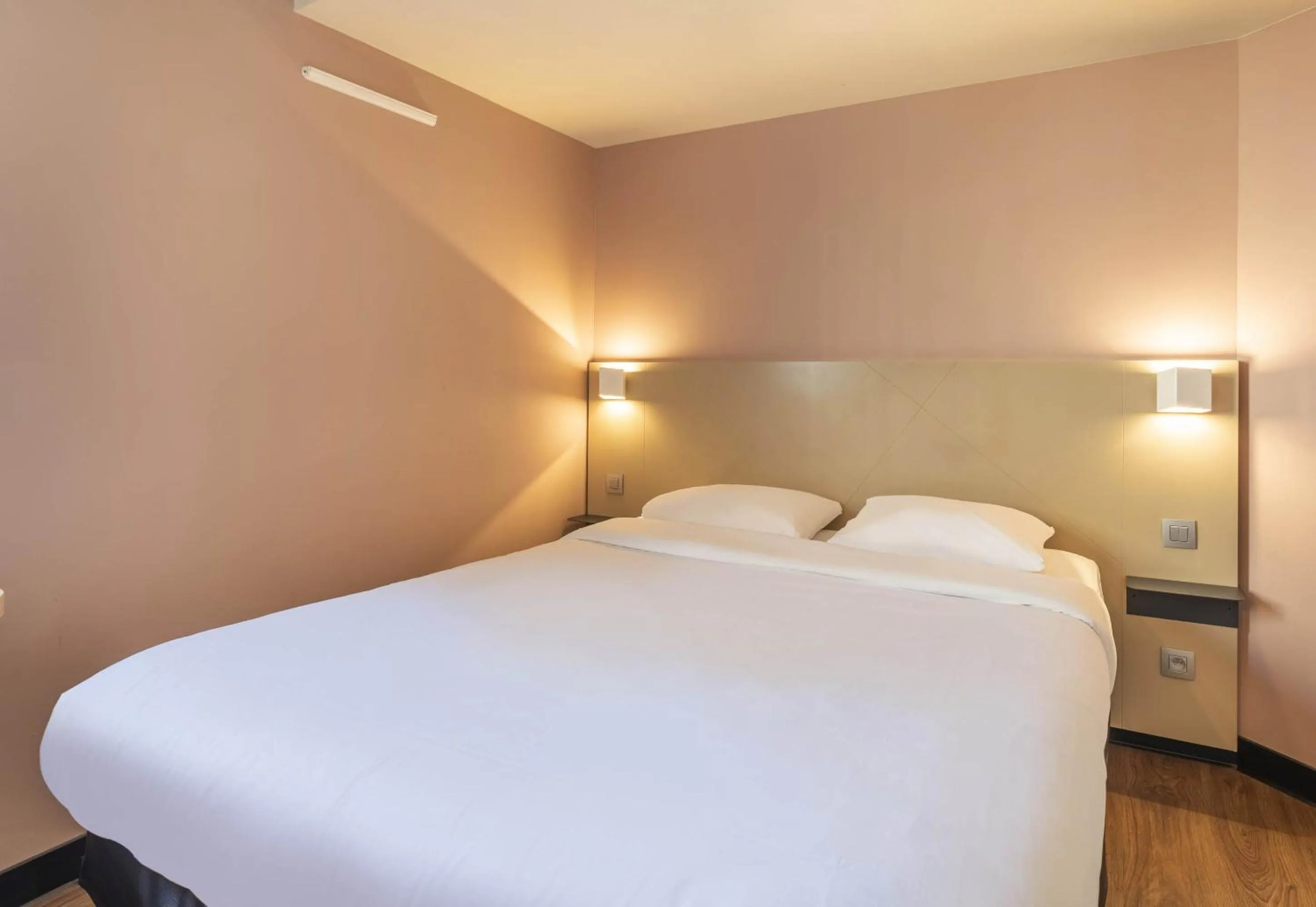 Bedroom, Bed in B&B HOTEL Marseille Centre La Timone