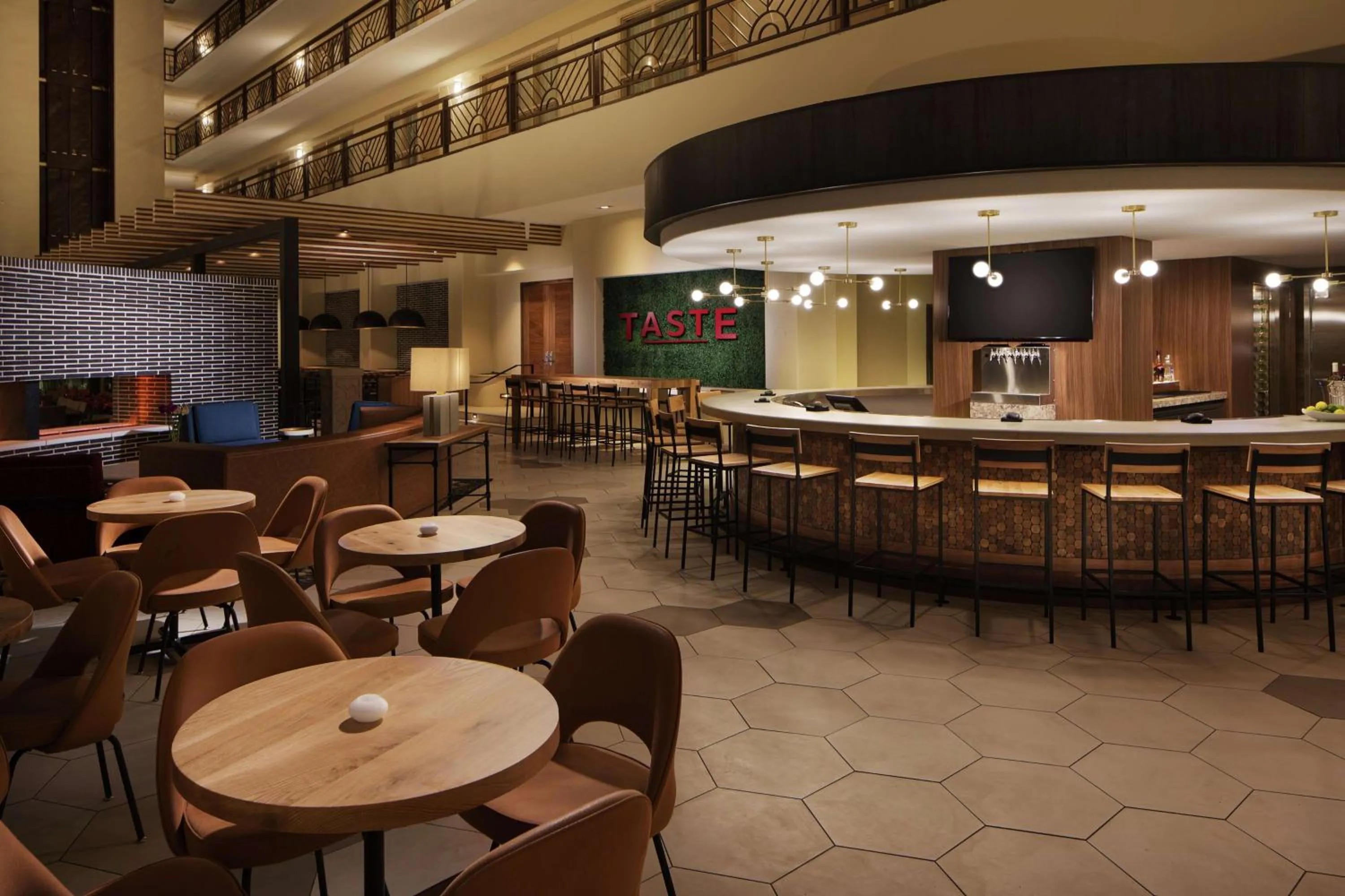 Lounge or bar in Embassy Suites by Hilton San Francisco Airport Oyster Point