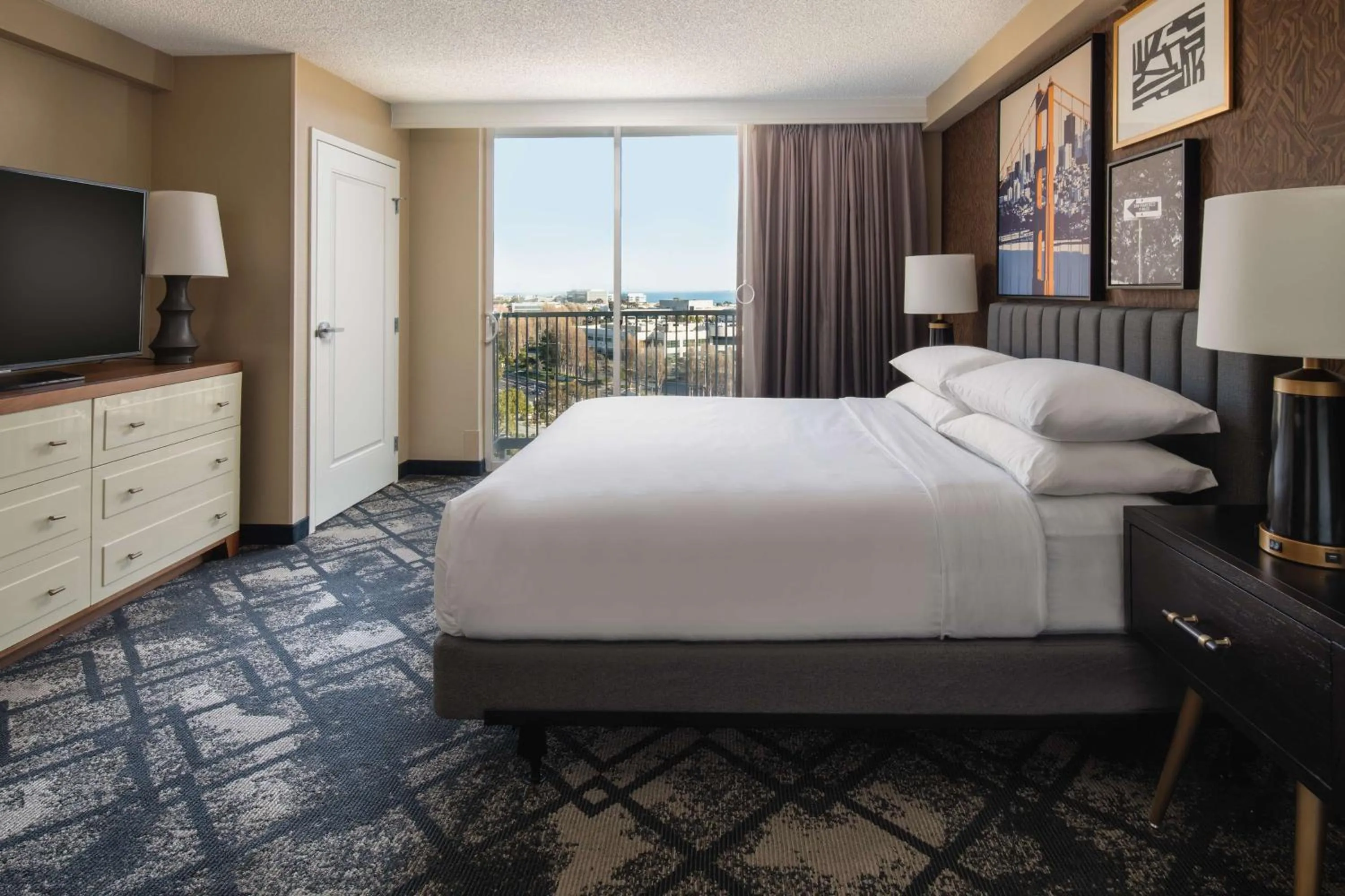 Bed in Embassy Suites by Hilton San Francisco Airport Oyster Point