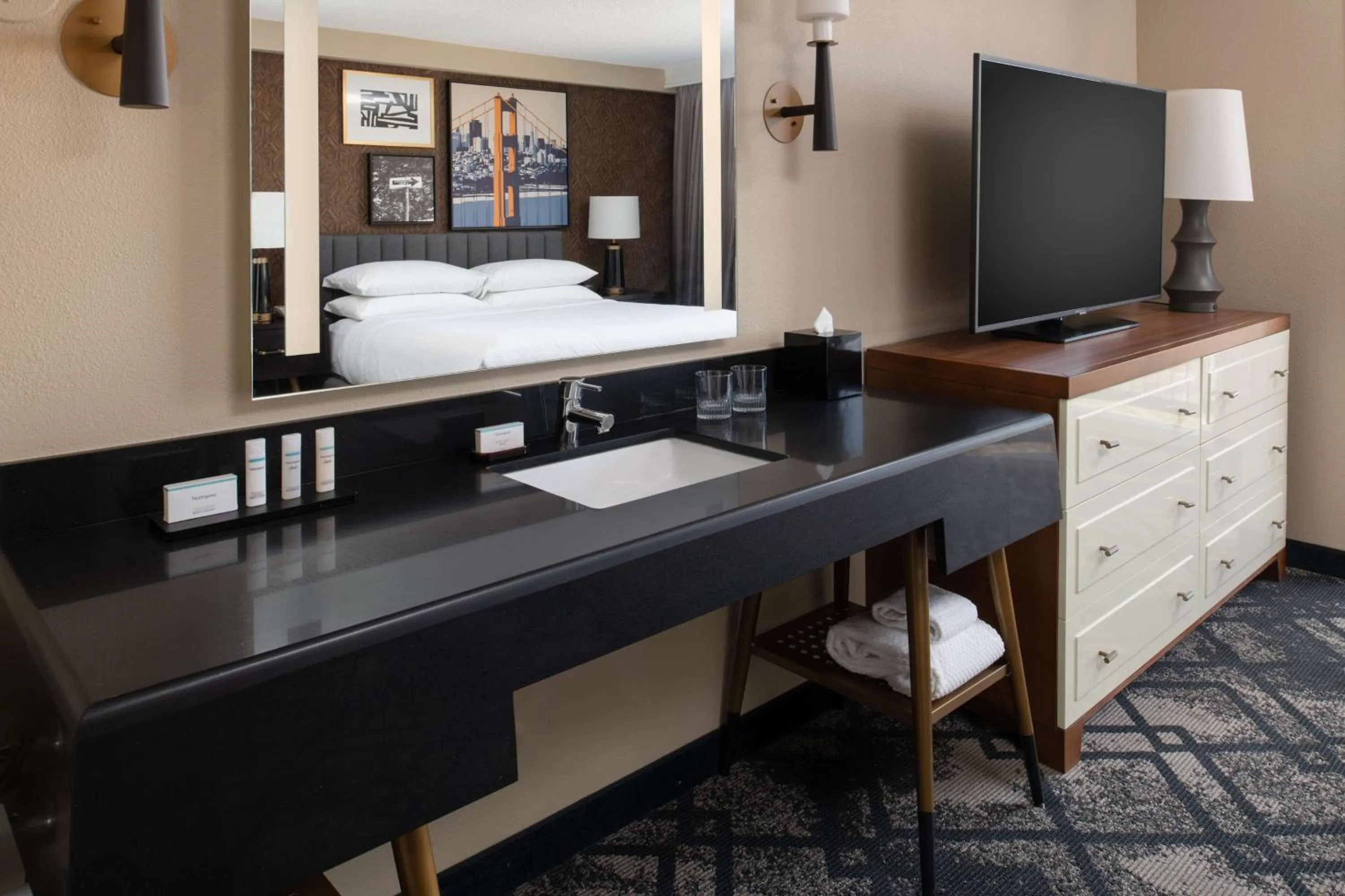 Photo of the whole room, Bed in Embassy Suites by Hilton San Francisco Airport Oyster Point