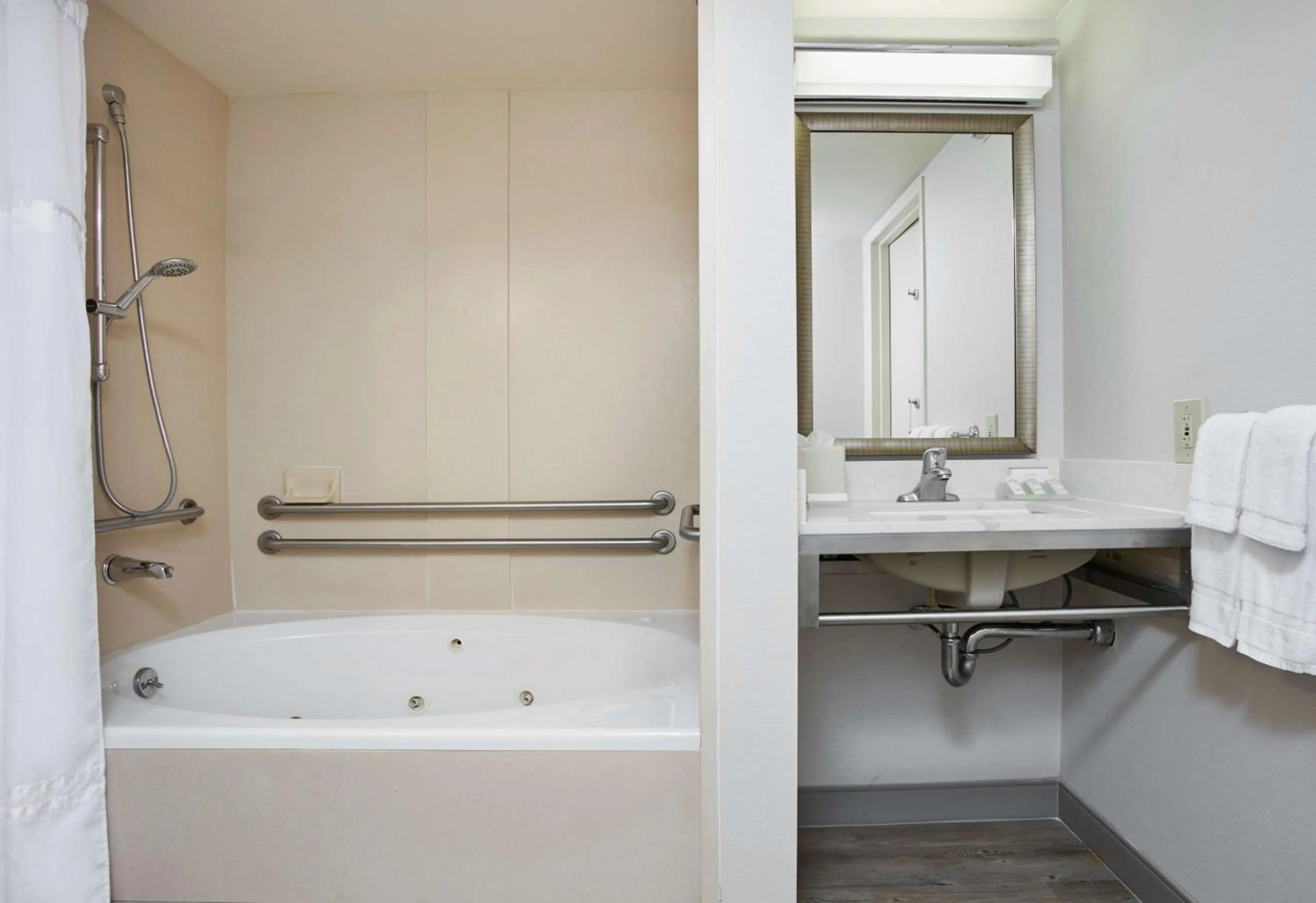 Bathroom in Hilton Garden Inn San Francisco Airport North