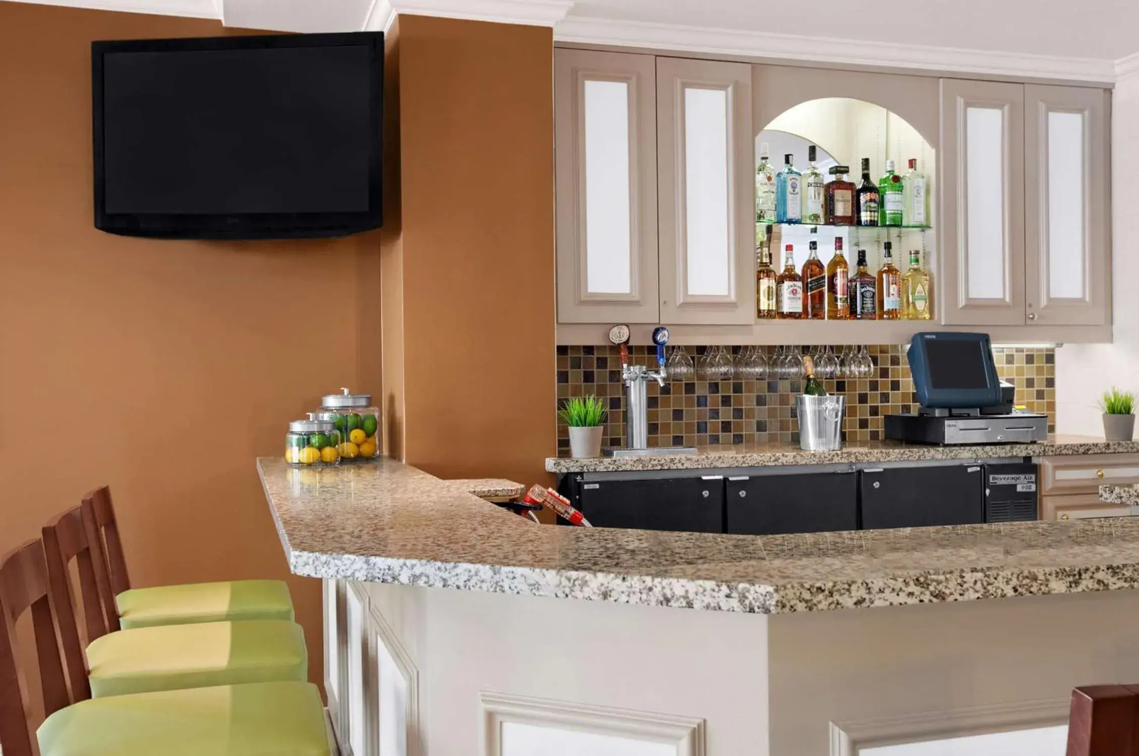 Lounge or bar in Hilton Garden Inn San Francisco Airport North Lounge or bar in Hilton Garden Inn San Francisco Airport North