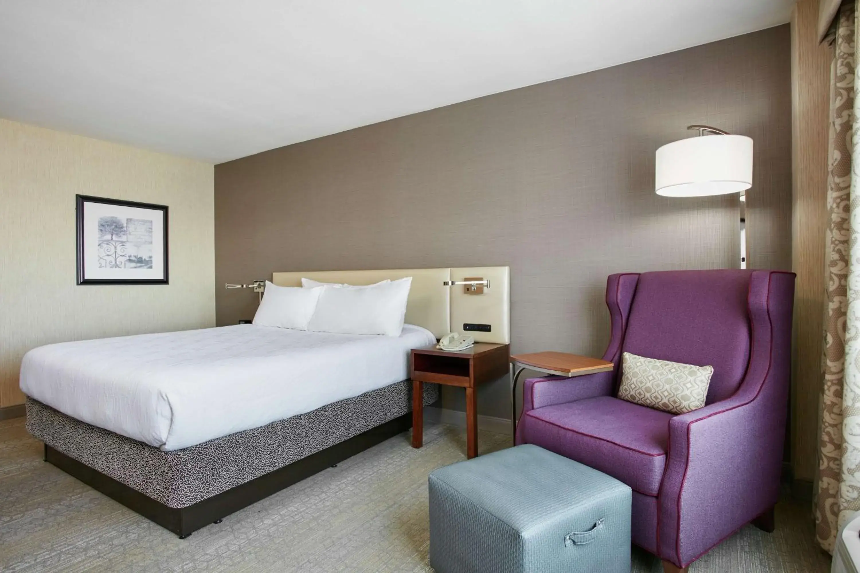 Living room, Bed in Hilton Garden Inn San Francisco Airport North Living room, Bed in Hilton Garden Inn San Francisco Airport North