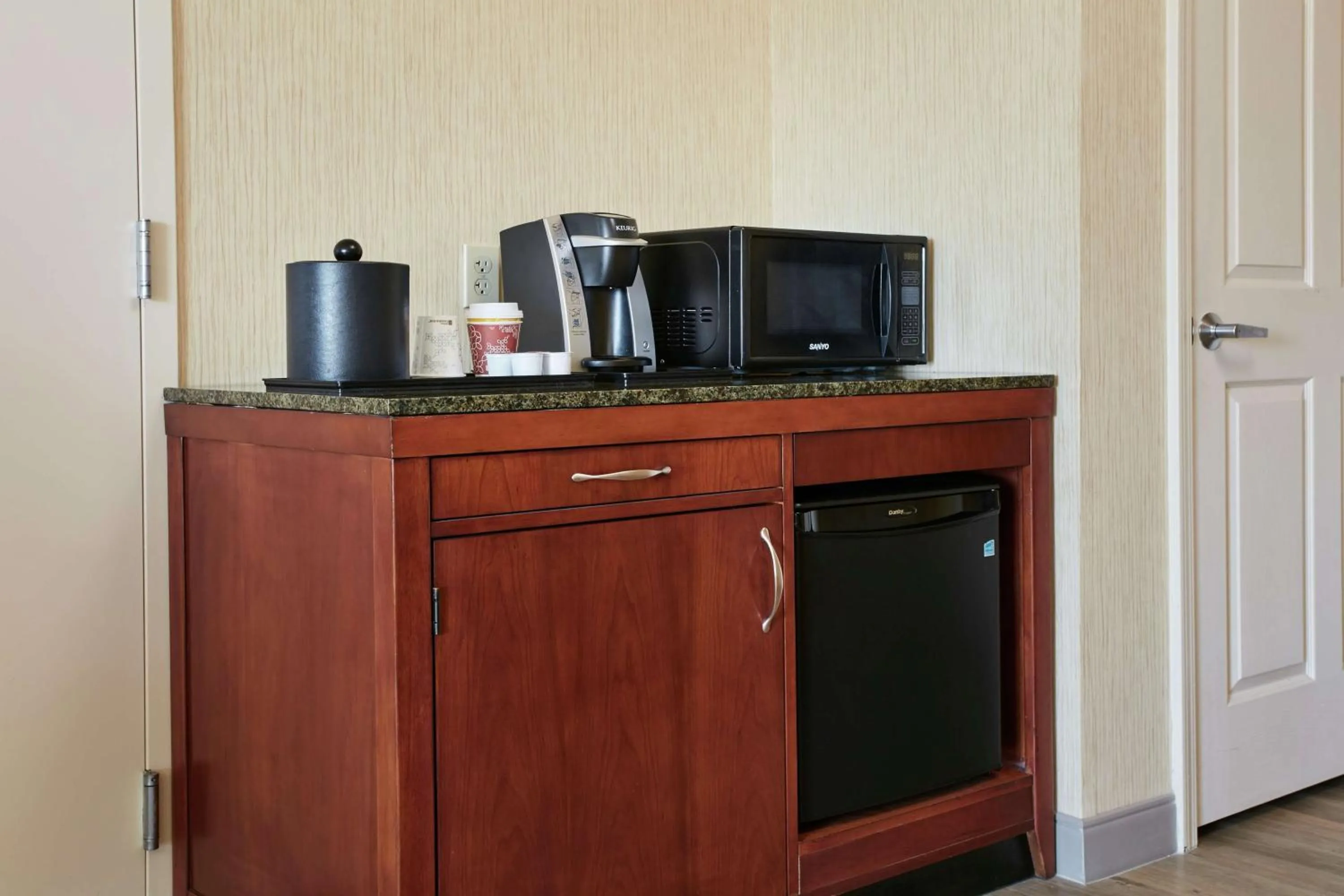 Coffee/tea facilities in Hilton Garden Inn San Francisco Airport North