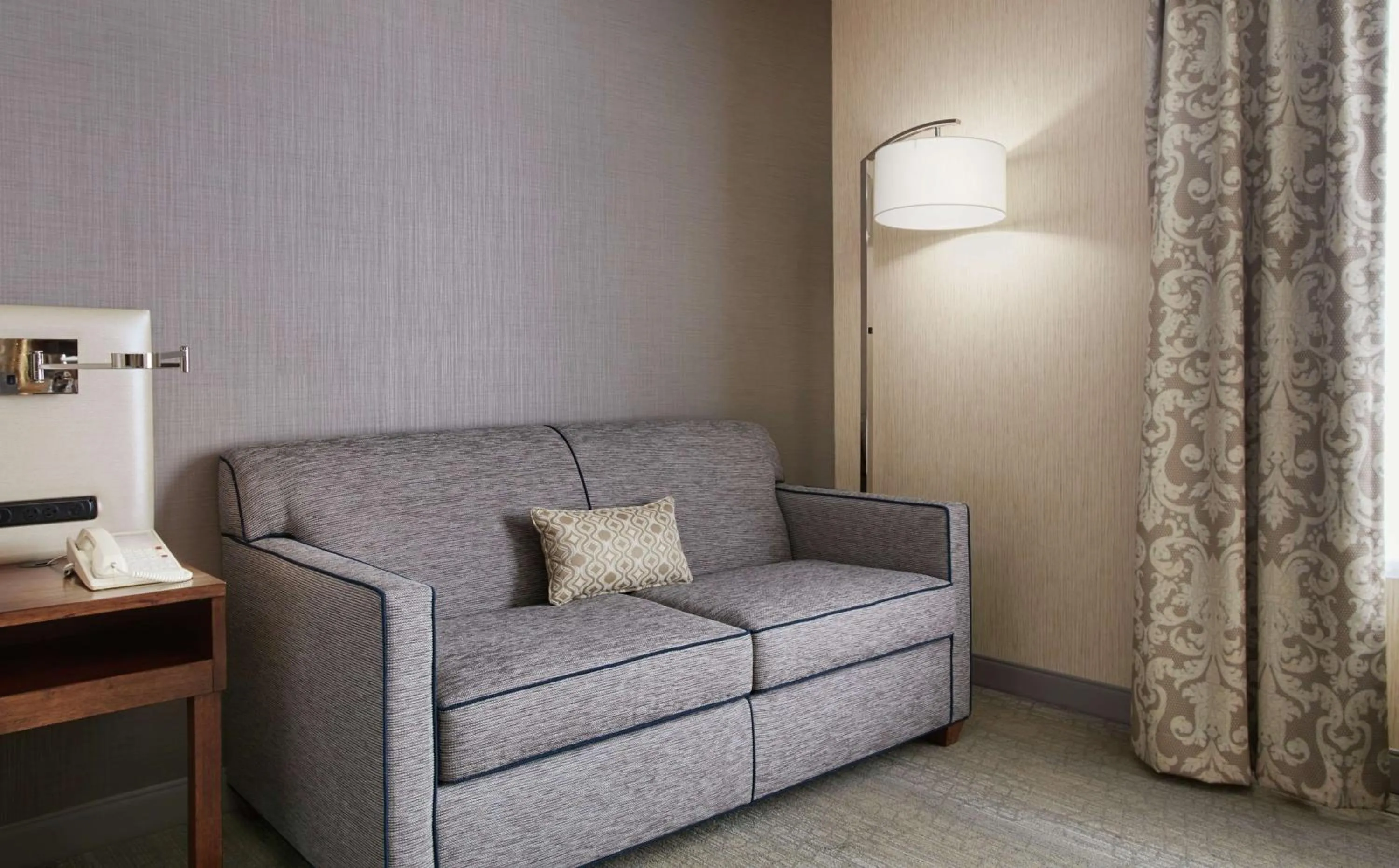 Living room in Hilton Garden Inn San Francisco Airport North