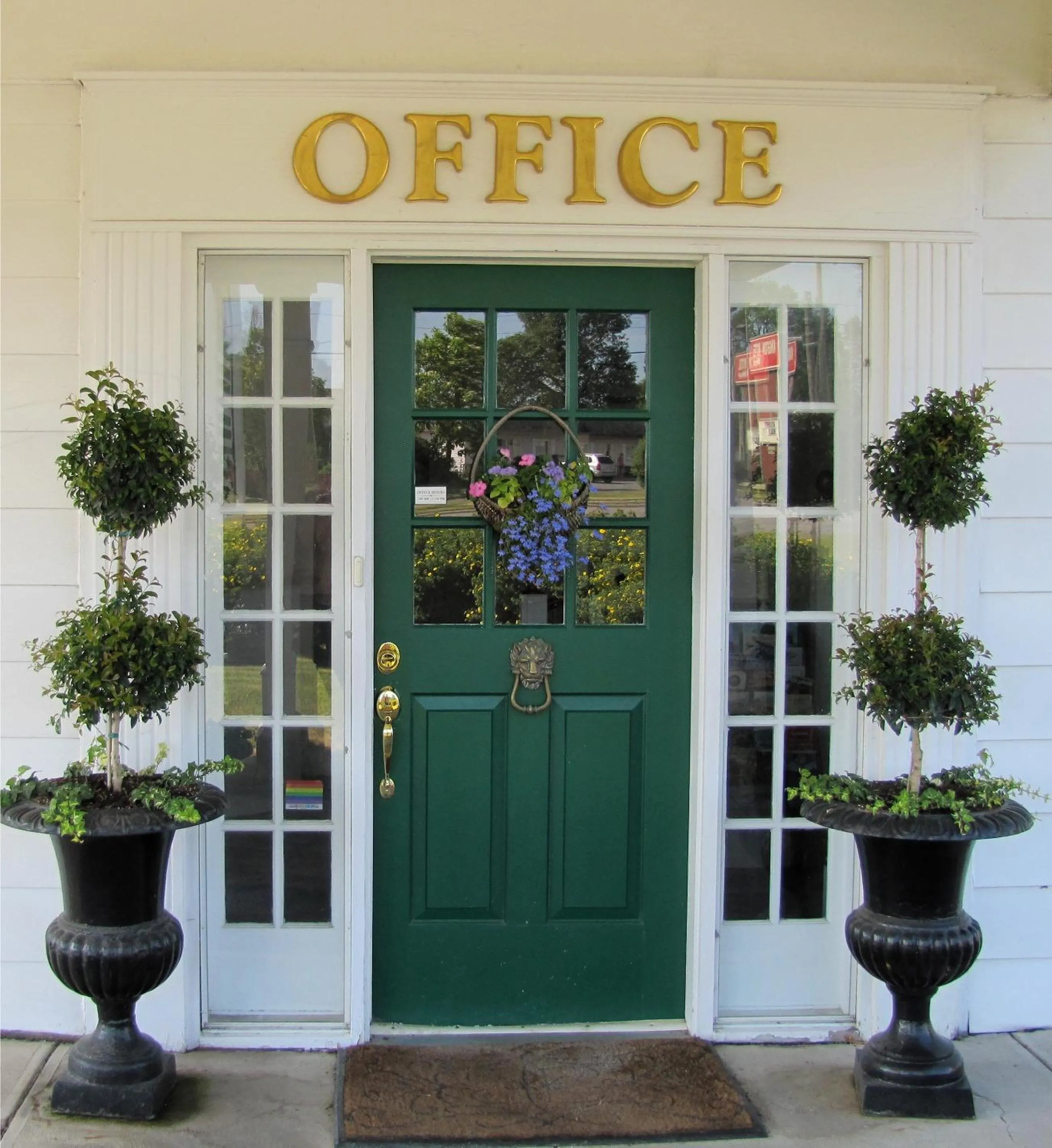 Facade/entrance in Green Acres Inn