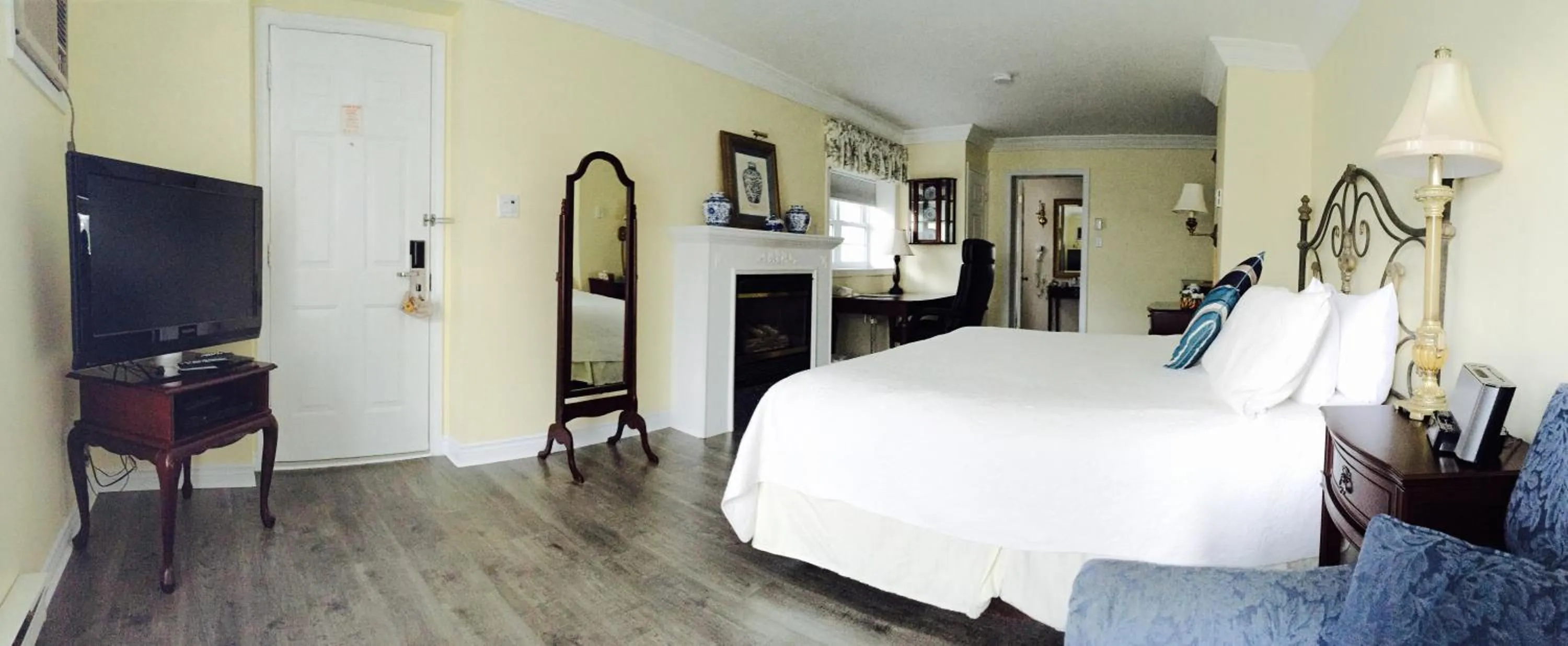 Photo of the whole room, Bed in Green Acres Inn