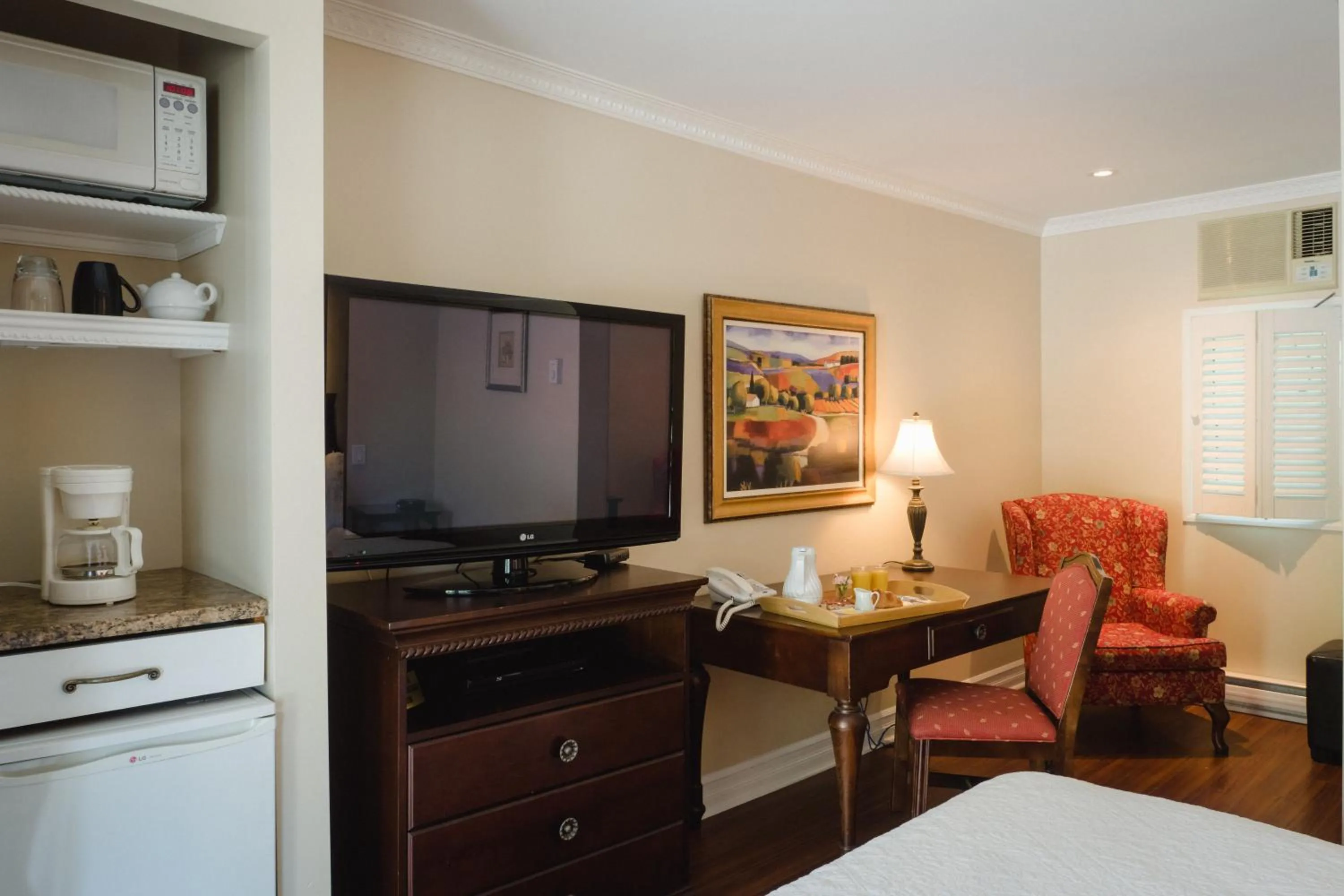 Photo of the whole room in Green Acres Inn