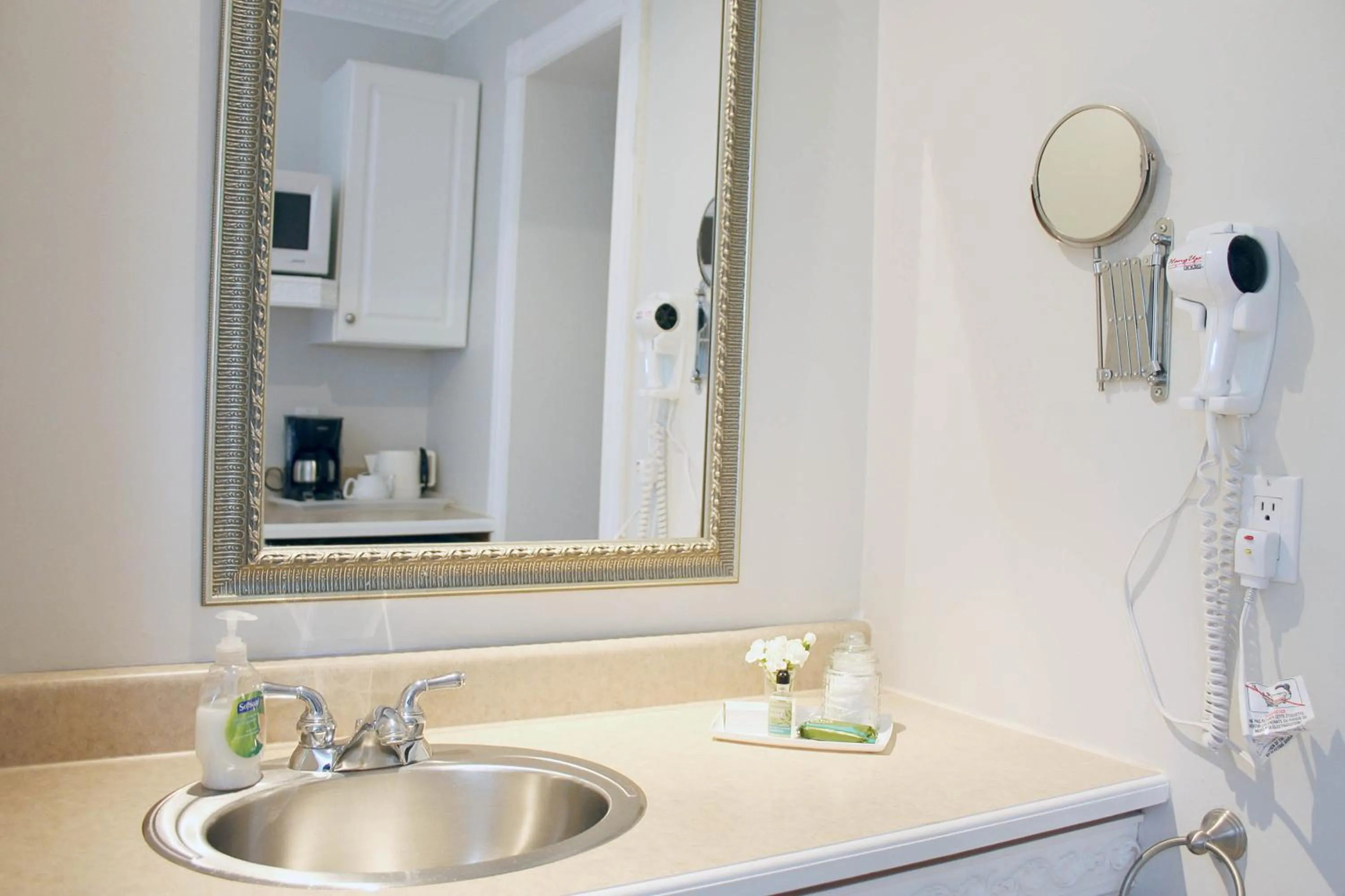 Bathroom in Green Acres Inn