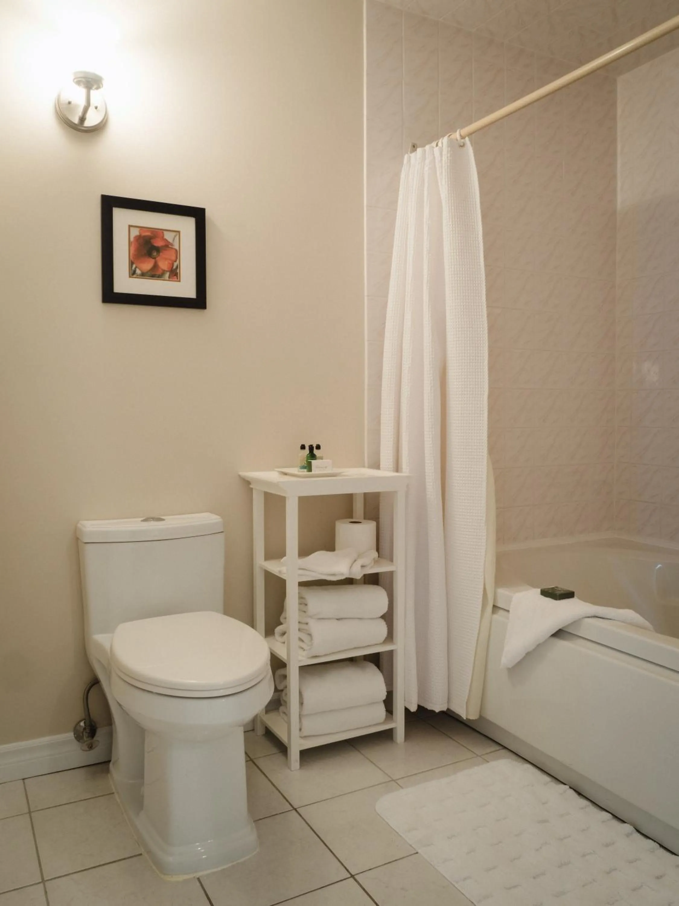 Bathroom, Bed in Green Acres Inn