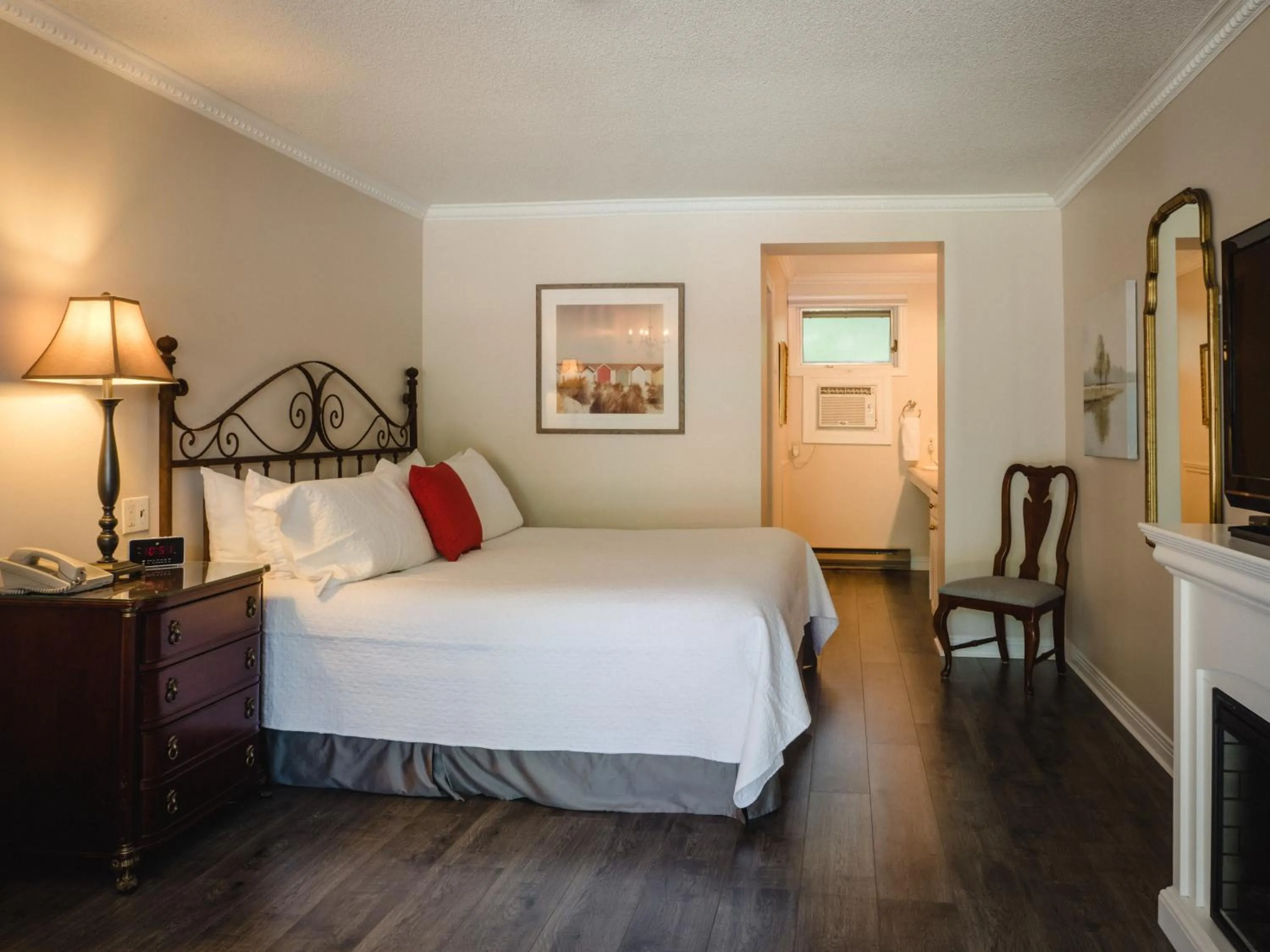 Photo of the whole room, Bed in Green Acres Inn