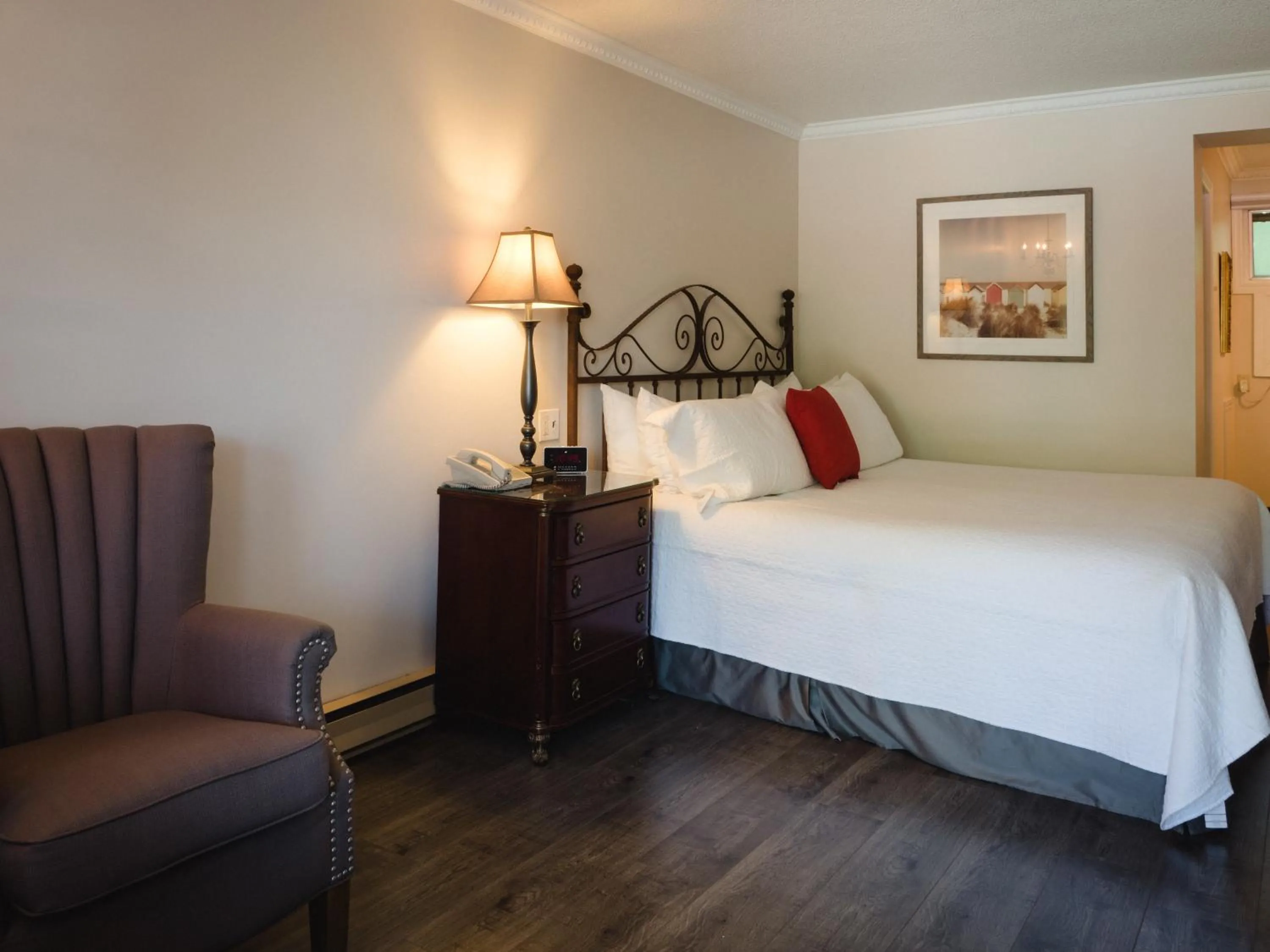 Photo of the whole room, Bed in Green Acres Inn
