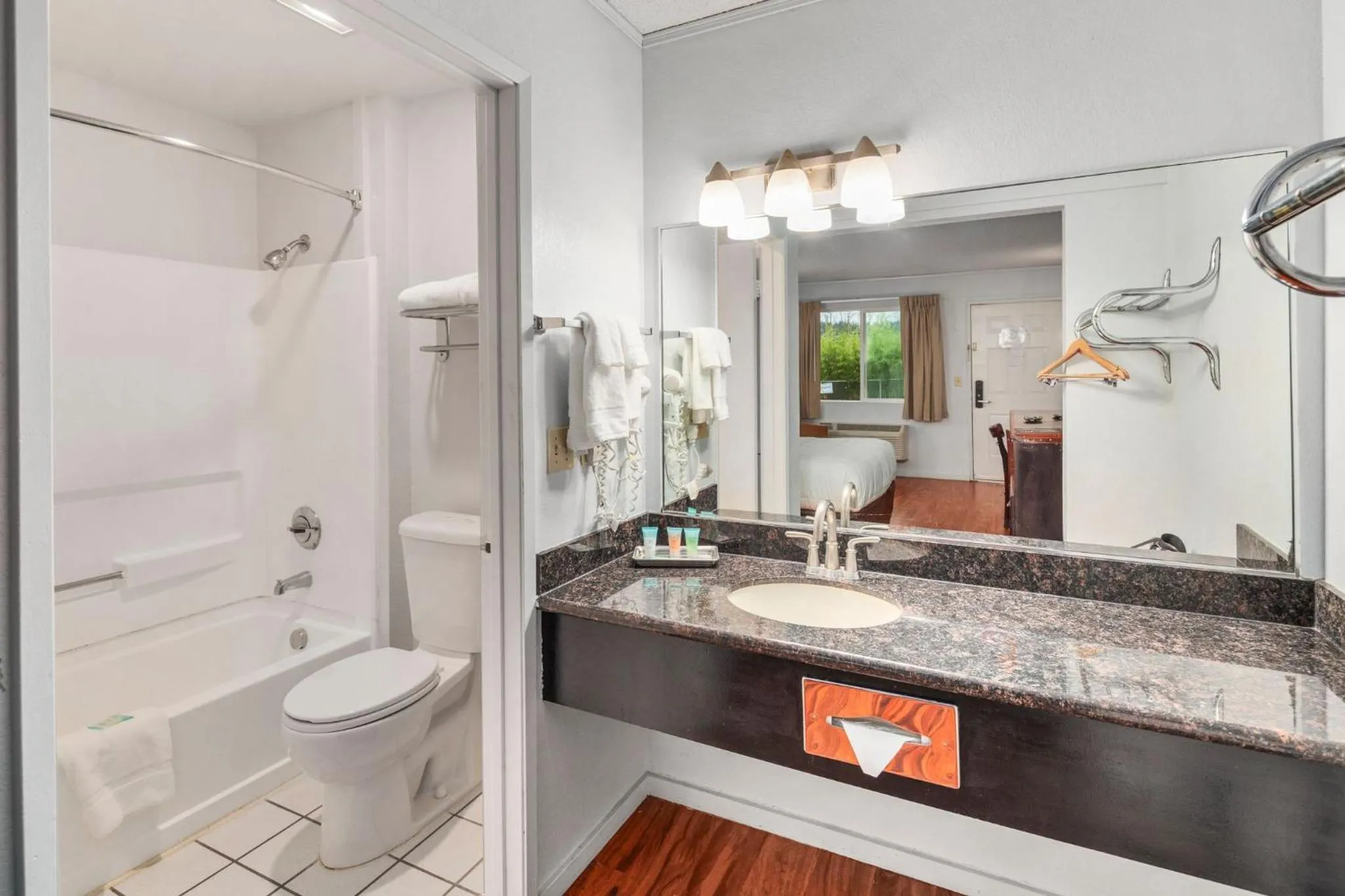 Bathroom in Inn at Lake Washington By OYO I-405