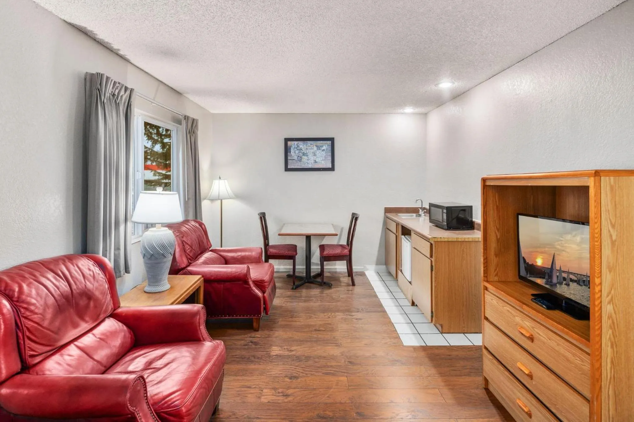 Bedroom in Inn at Lake Washington By OYO I-405