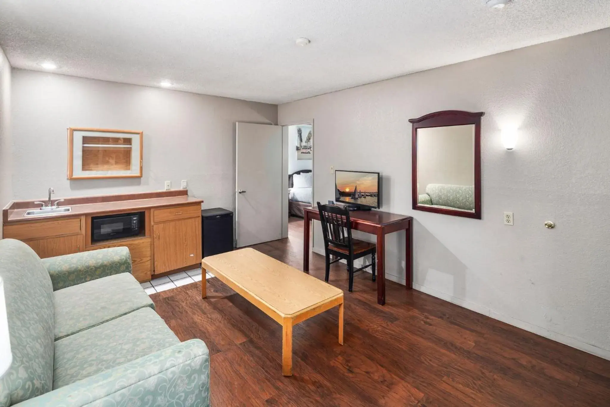 Bedroom in Inn at Lake Washington By OYO I-405 Bedroom in Inn at Lake Washington By OYO I-405