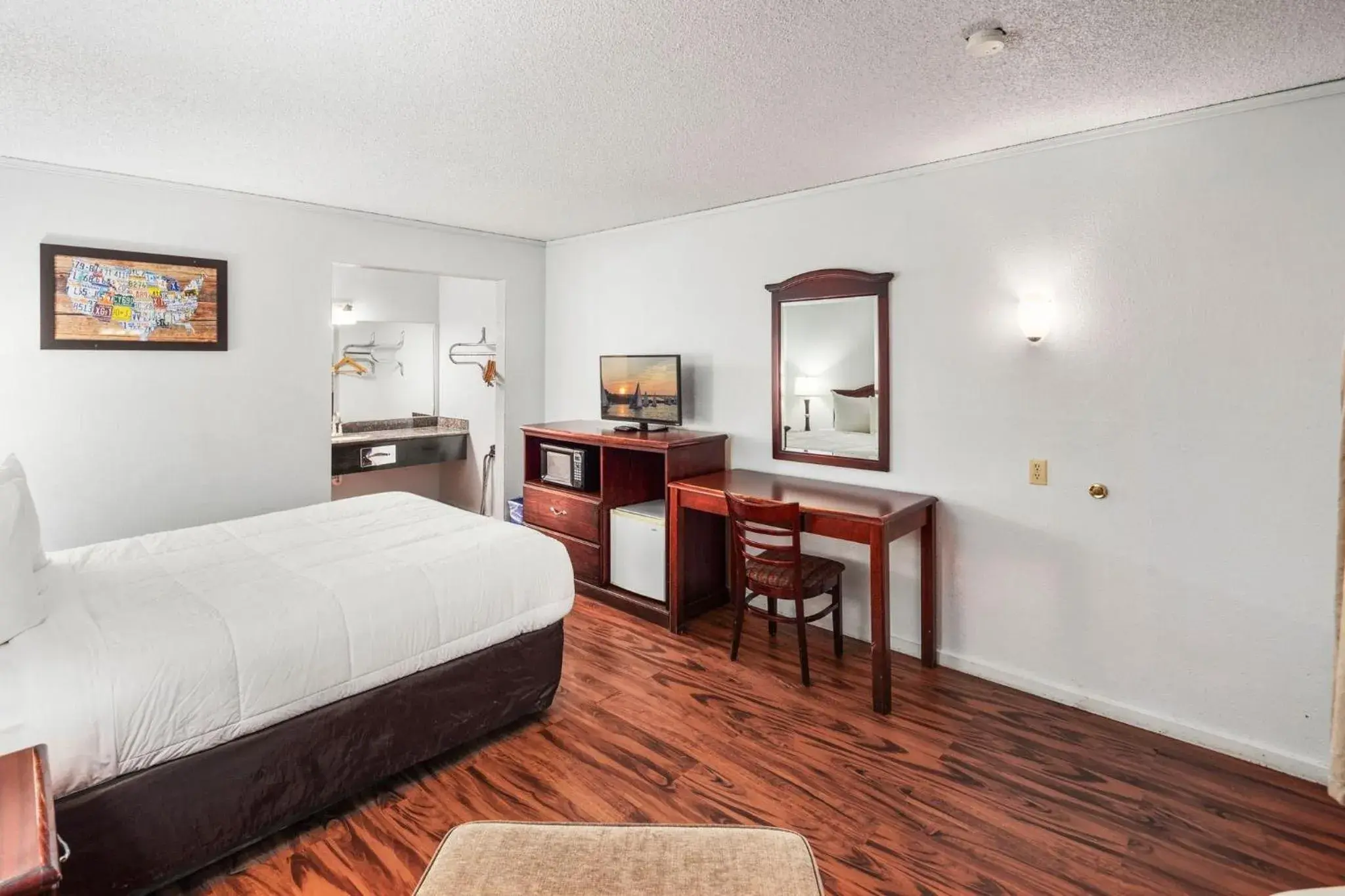 Queen Room in Inn at Lake Washington By OYO I-405 Queen Room in Inn at Lake Washington By OYO I-405