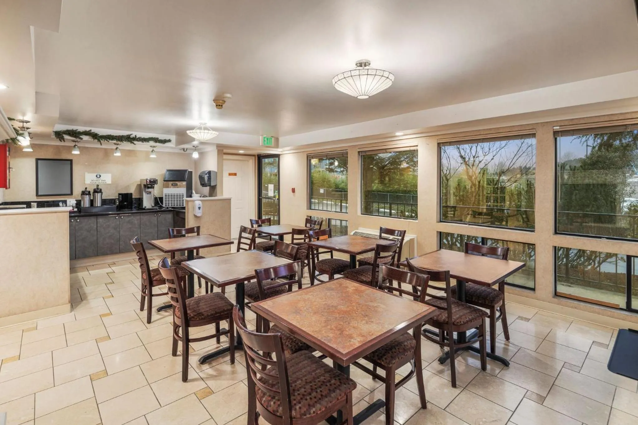Dining area in Inn at Lake Washington By OYO I-405