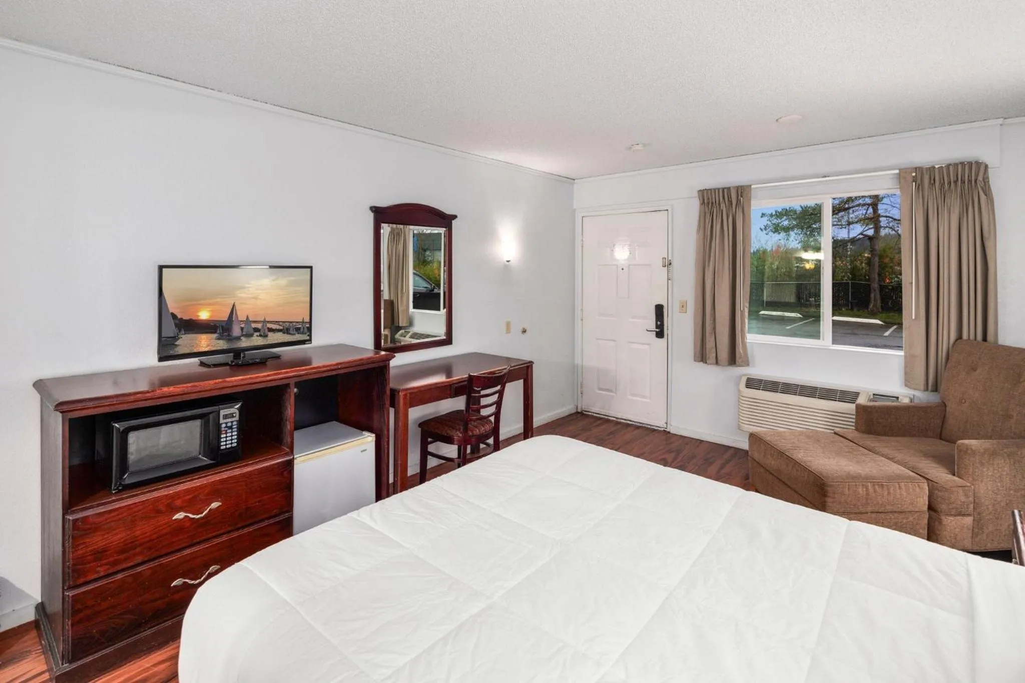 Bedroom, Bed in Inn at Lake Washington By OYO I-405