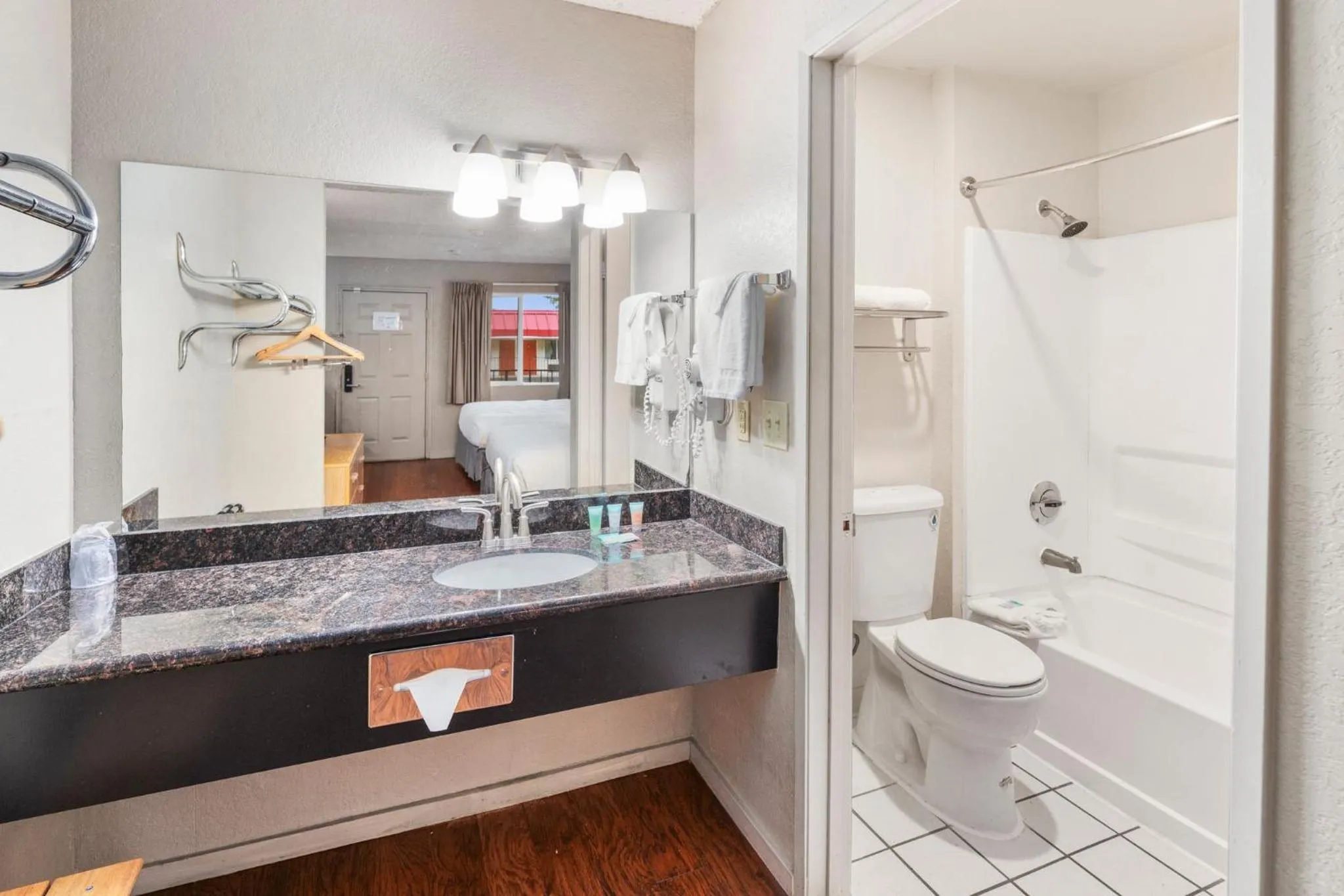 Bathroom in Inn at Lake Washington By OYO I-405